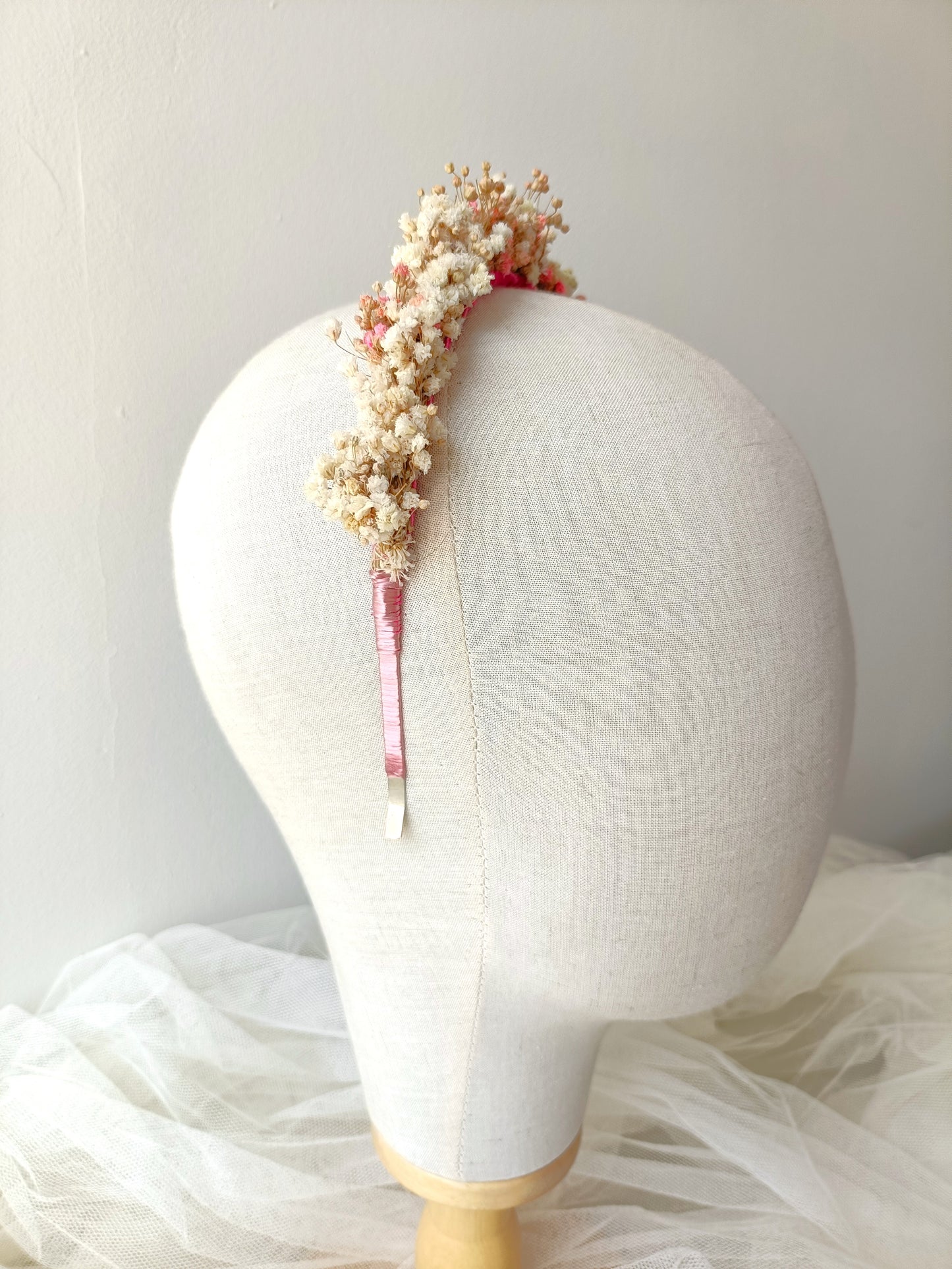 Diadema de flores preservadas en tonos rosa, blanco y beige