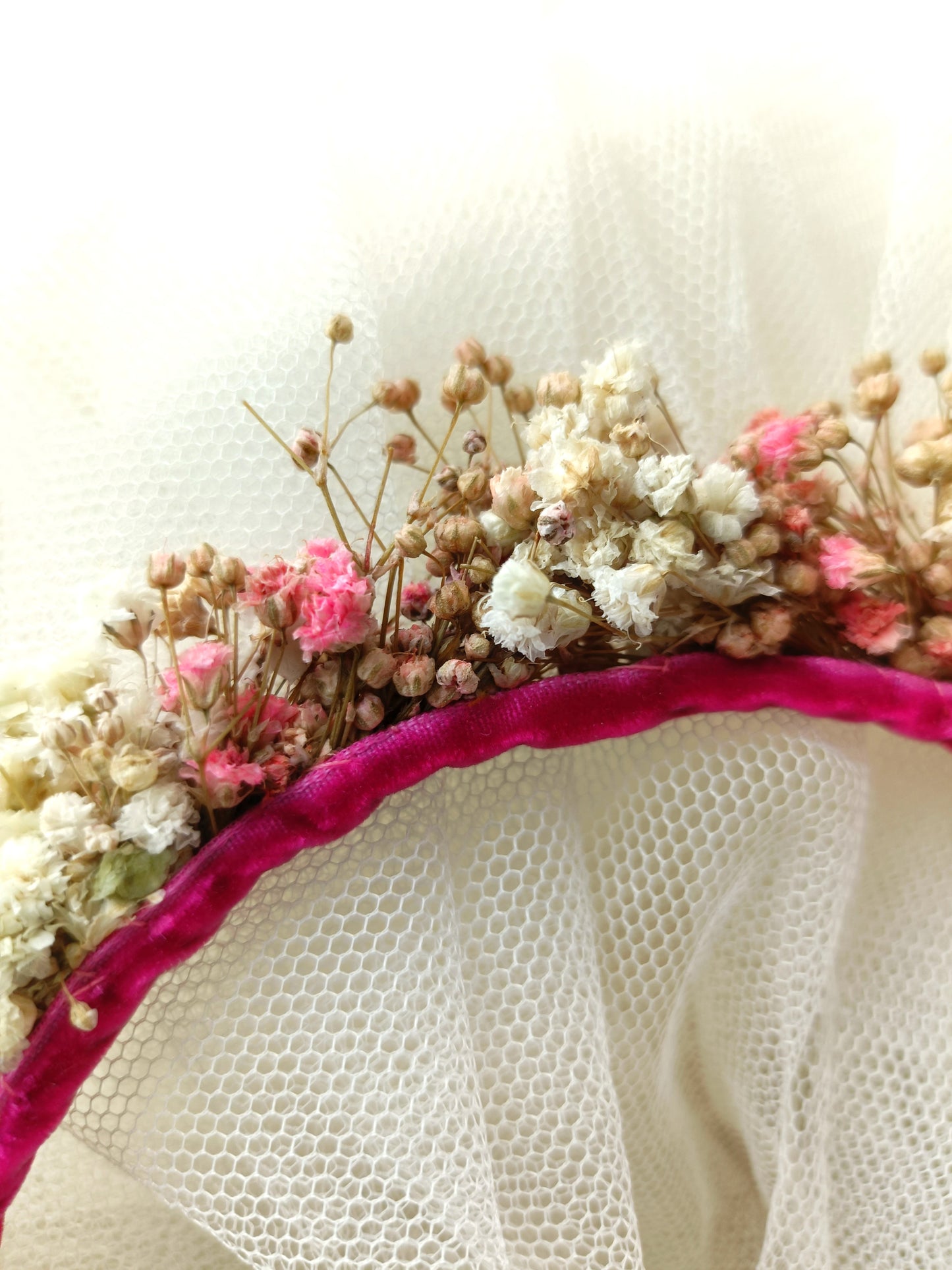 Diadema de flores preservadas en tonos rosa, blanco y beige