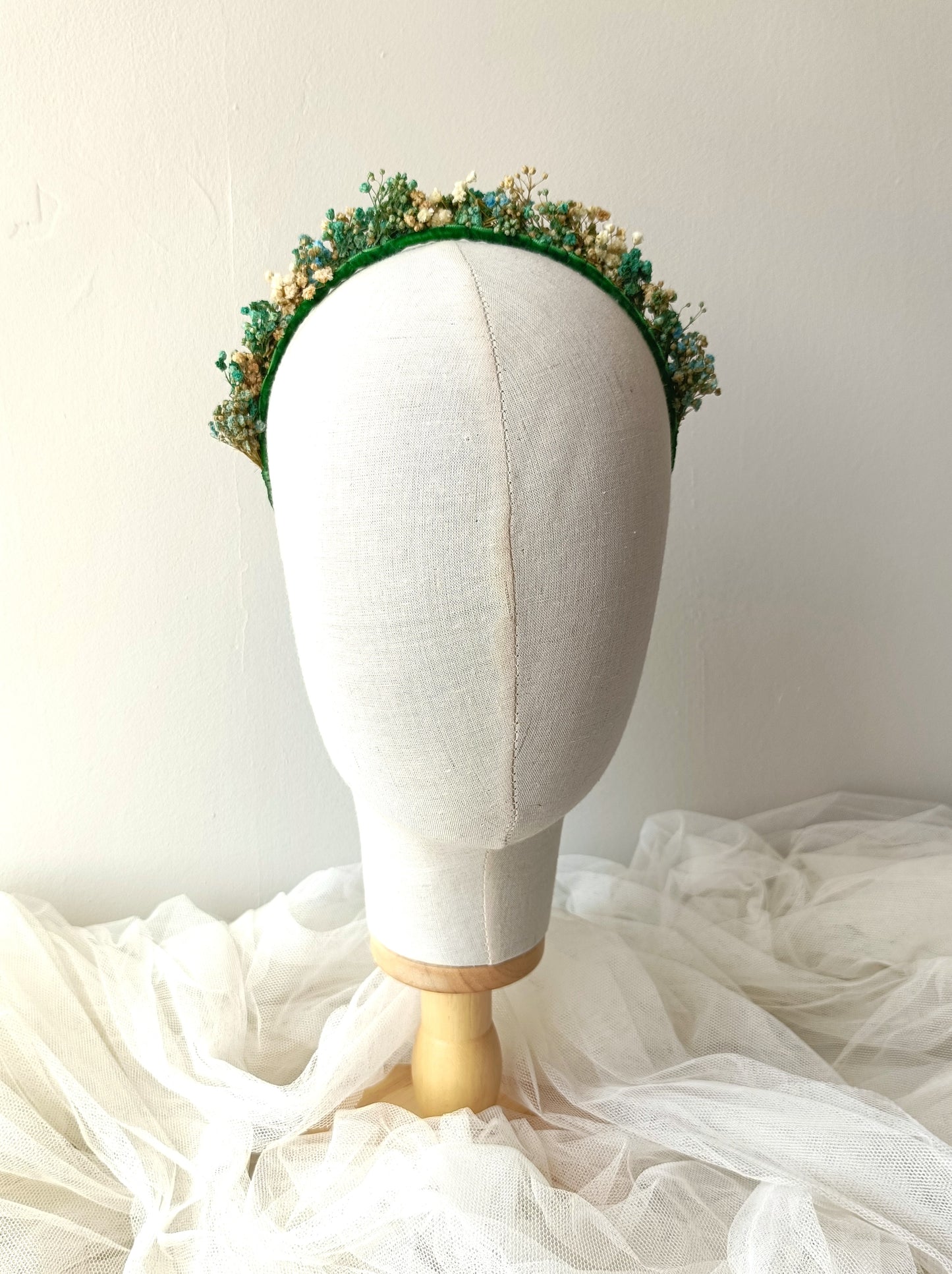 Diadema bohemia de paniculata preservada en tonos alegres.