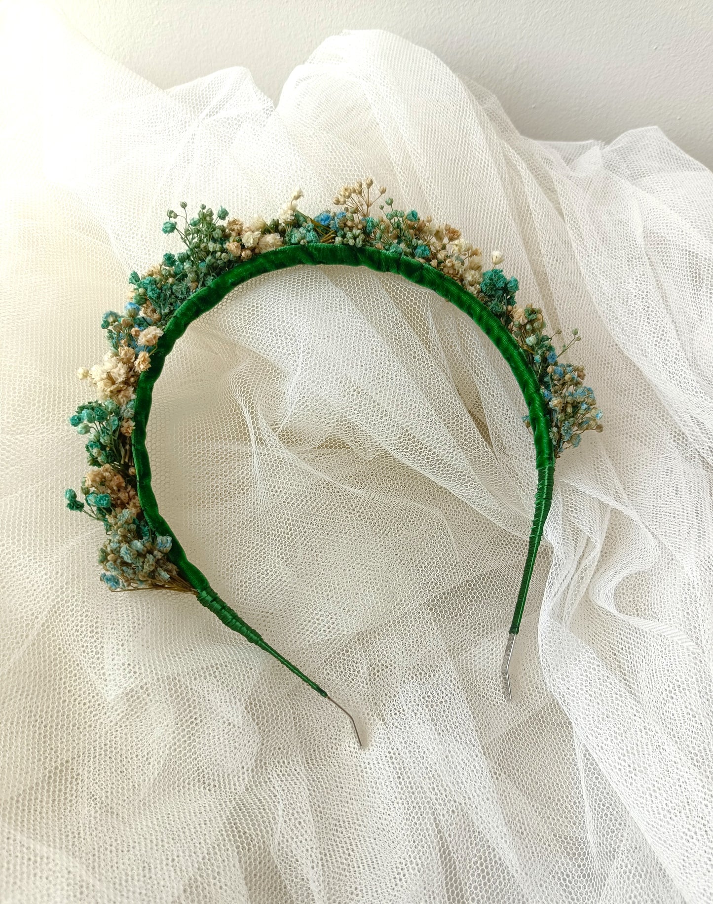 Diadema bohemia de paniculata preservada en tonos alegres.