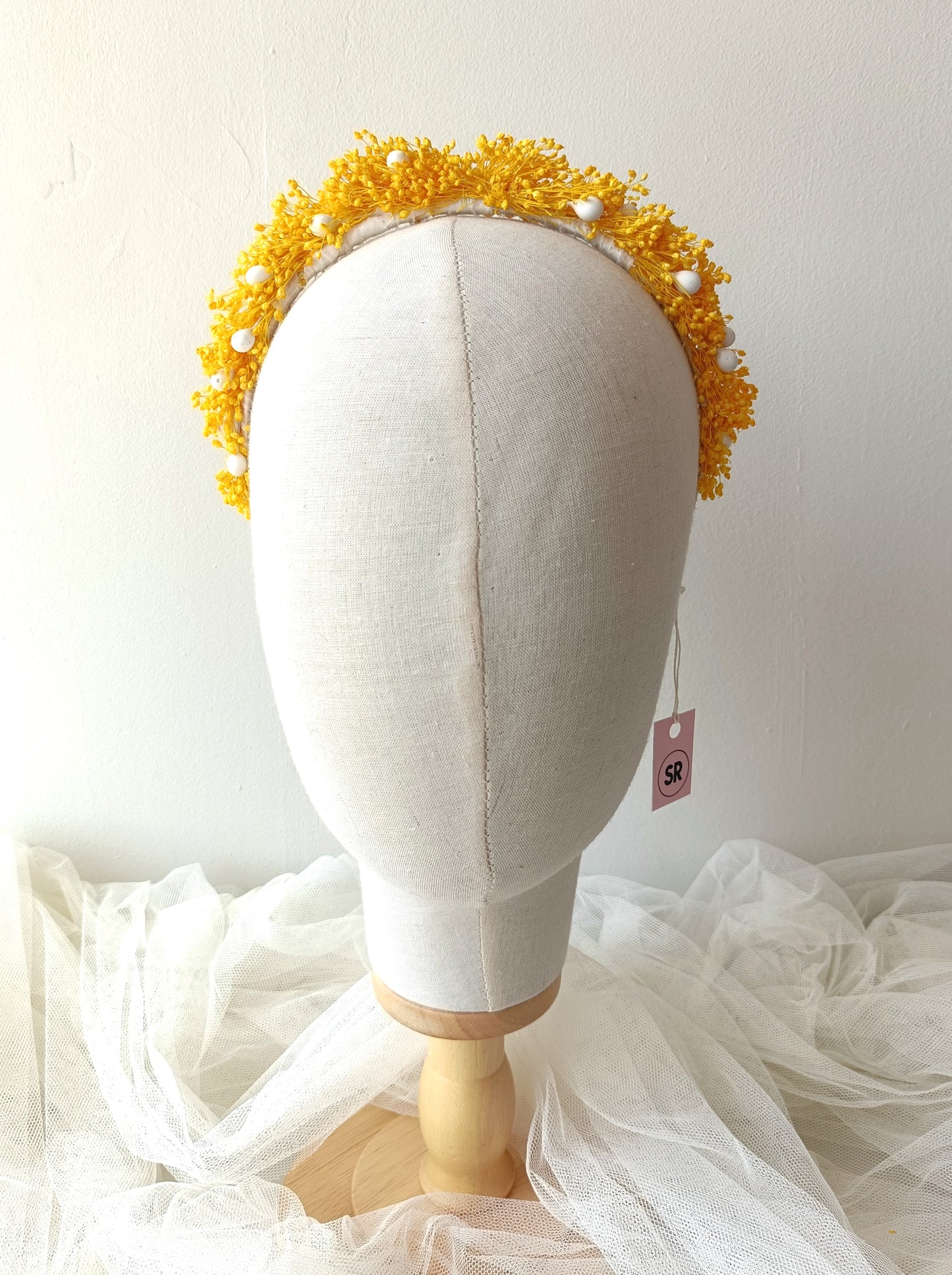 Diadema bohemia con flores preservadas en amarillo y blanco