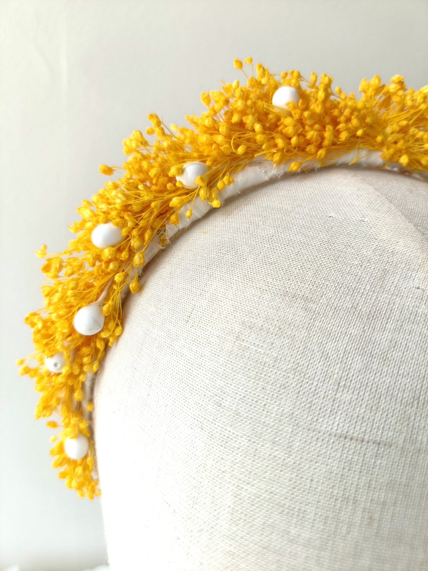 Diadema bohemia con flores preservadas en amarillo y blanco