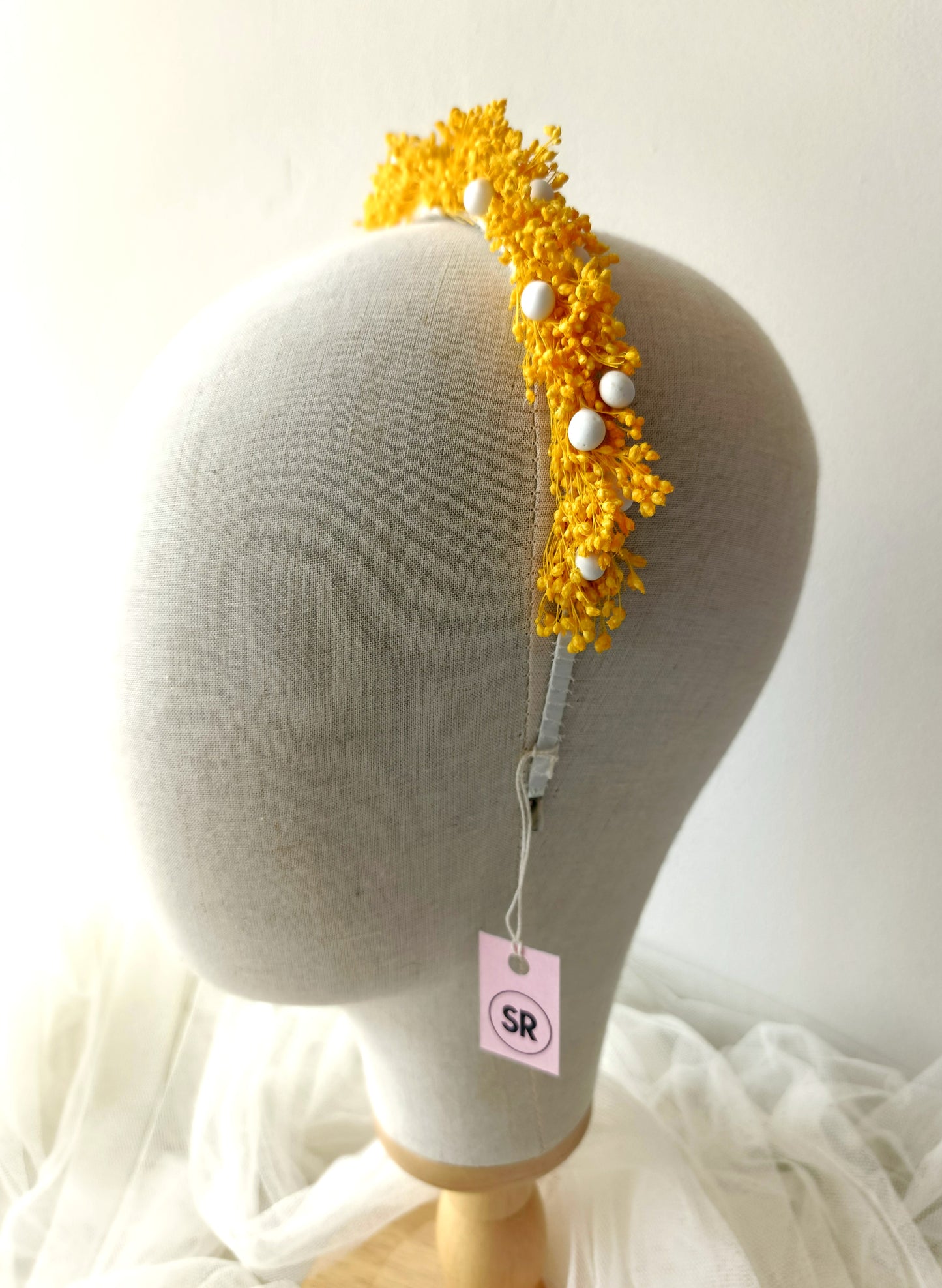 Diadema bohemia con flores preservadas en amarillo y blanco