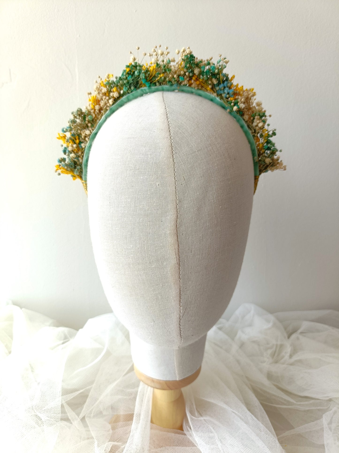 Diadema bohemia de flores preservadas en tonos suaves y alegres.