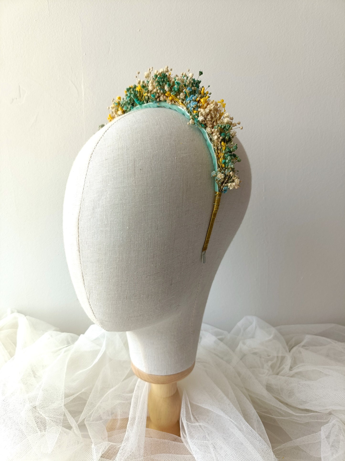Diadema bohemia de flores preservadas en tonos suaves y alegres.