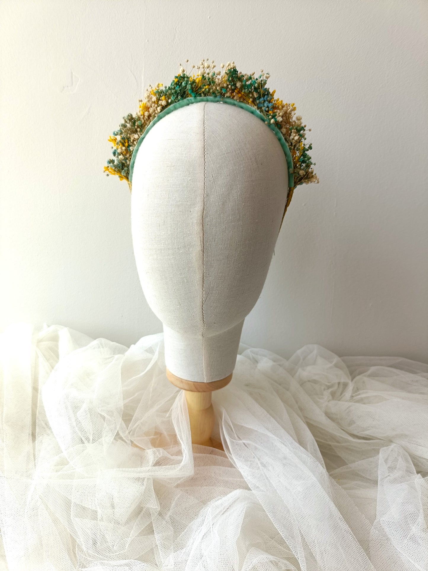 Diadema bohemia de flores preservadas en tonos suaves y alegres.