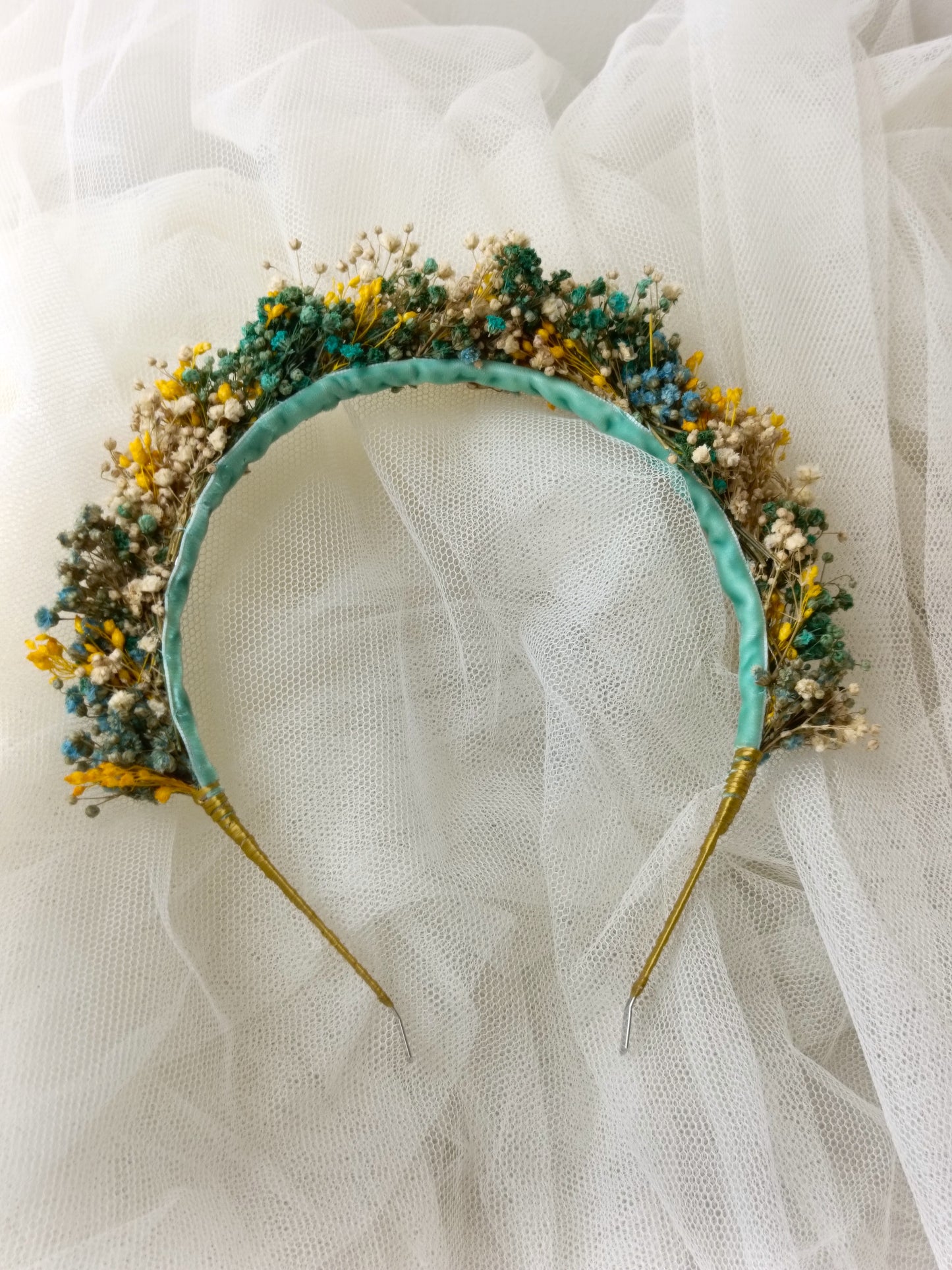 Diadema bohemia de flores preservadas en tonos suaves y alegres.