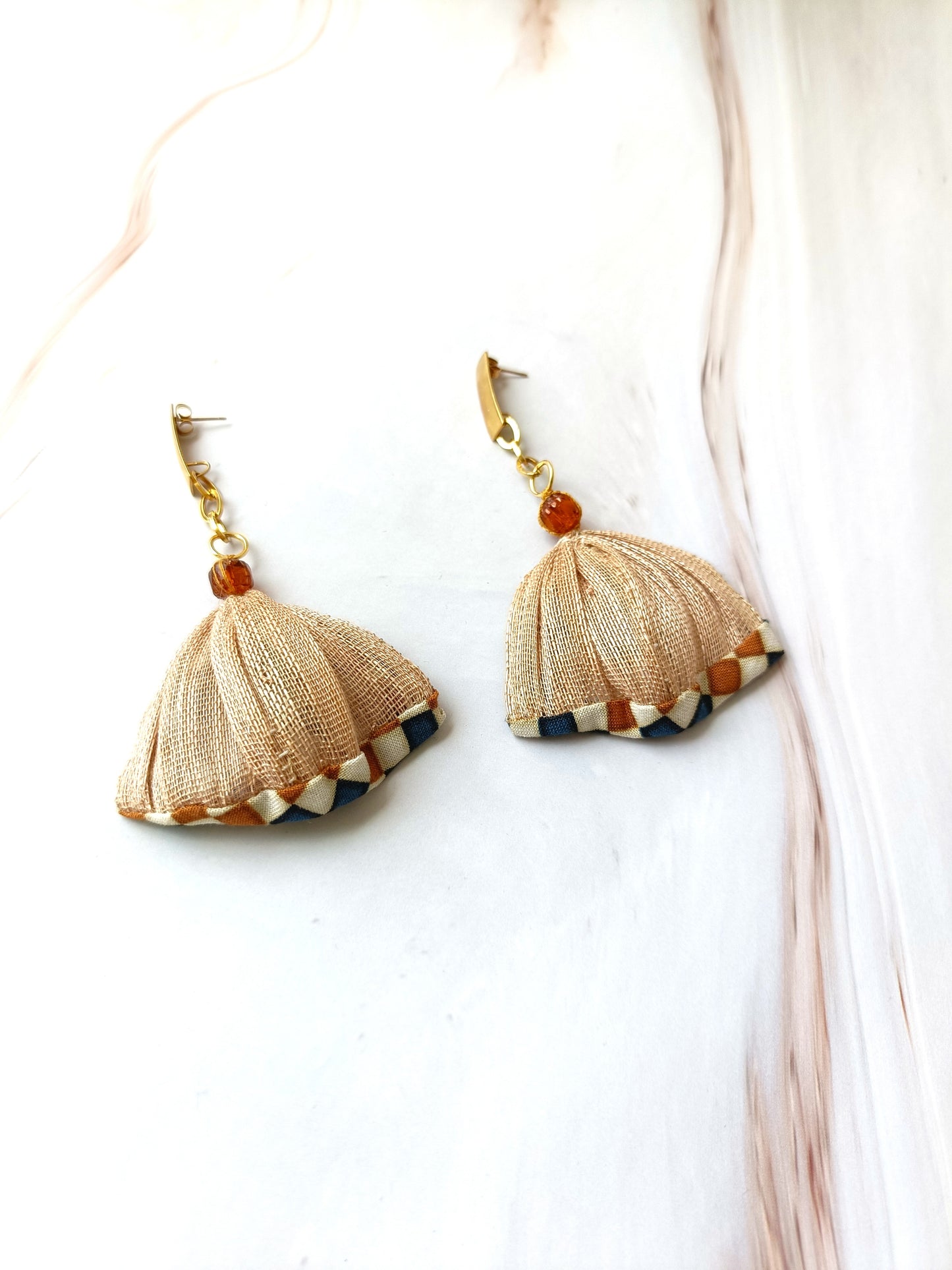 Pendientes largos elegantes para mujer – Joya llamativa azul y beige, regalo artesanal único para ella, accesorio rústico chic.