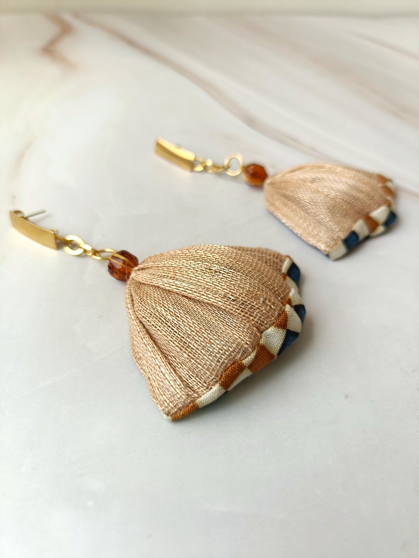 Pendientes largos elegantes para mujer – Joya llamativa azul y beige, regalo artesanal único para ella, accesorio rústico chic.