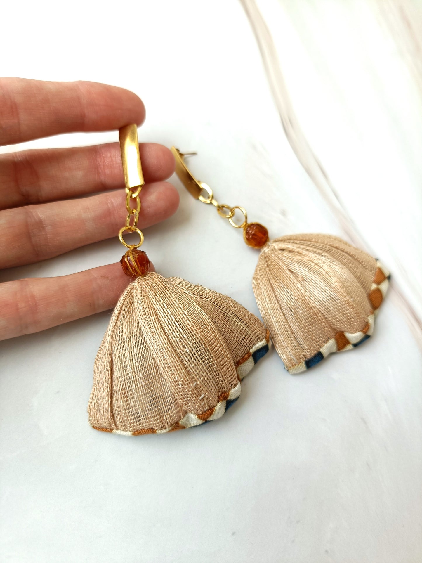 Pendientes largos elegantes para mujer – Joya llamativa azul y beige, regalo artesanal único para ella, accesorio rústico chic.