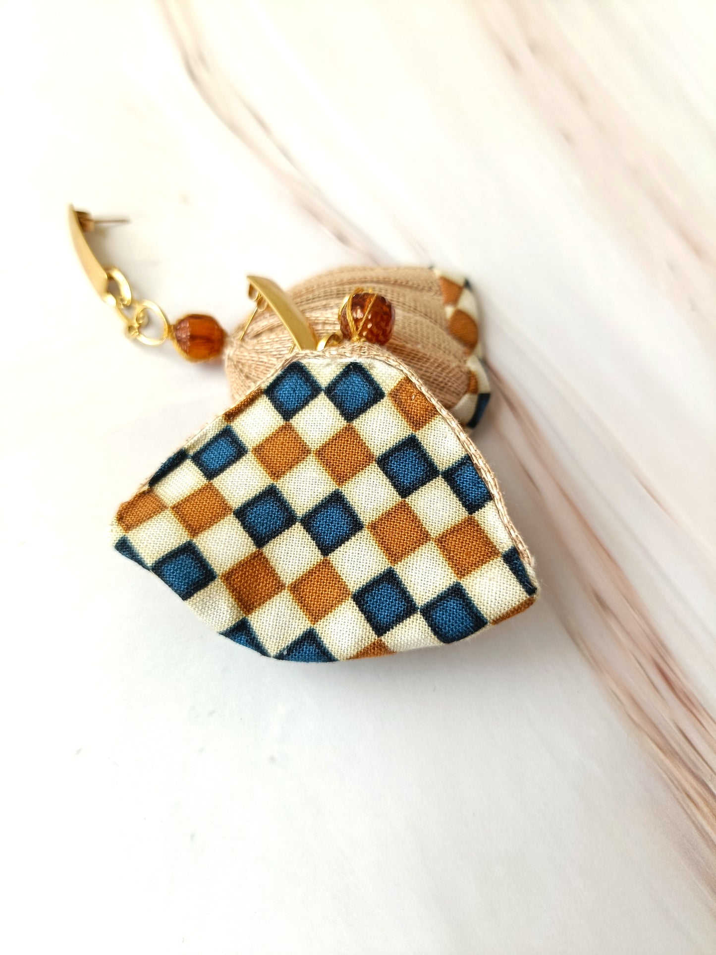Pendientes largos elegantes para mujer – Joya llamativa azul y beige, regalo artesanal único para ella, accesorio rústico chic.