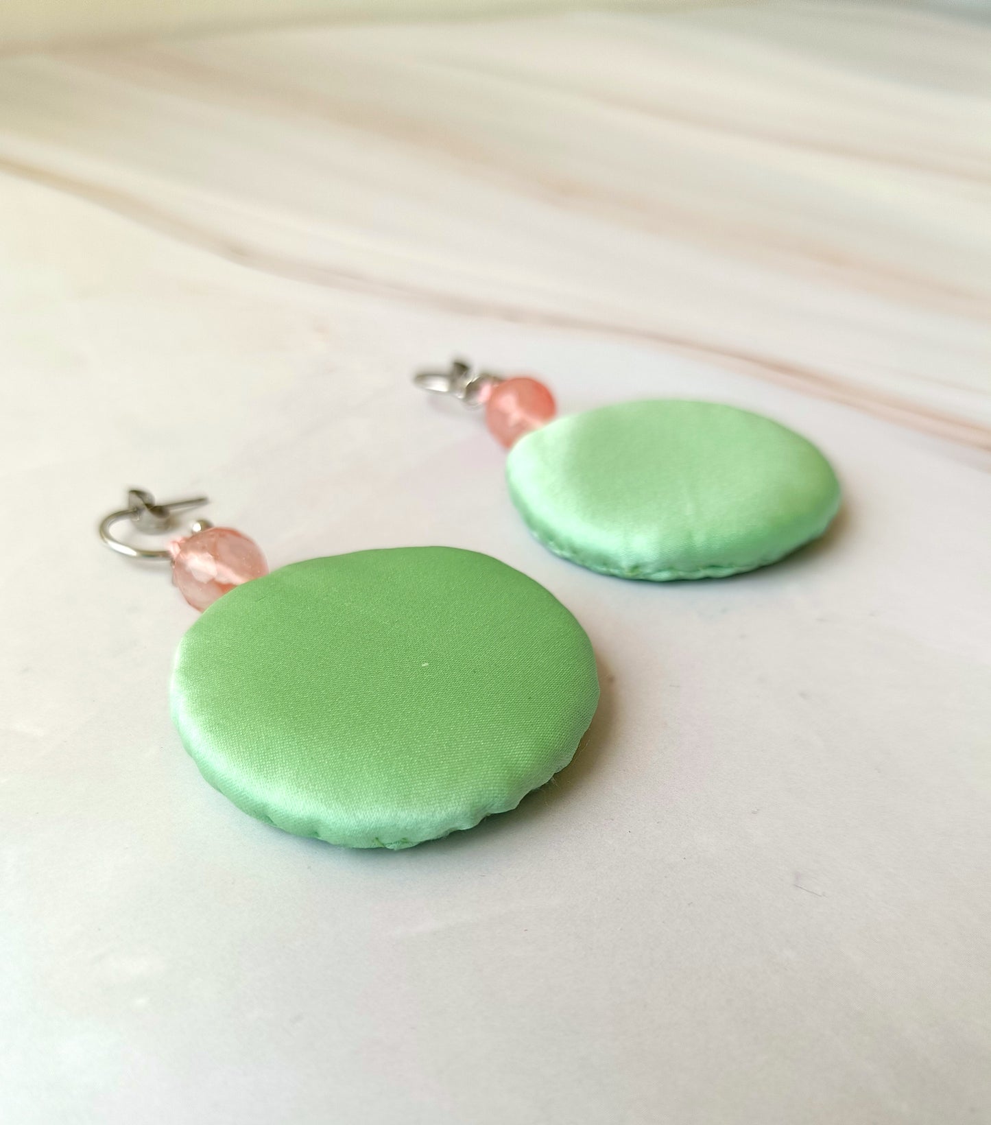 Pendientes redondos de seda verde con cuarzo sandía.