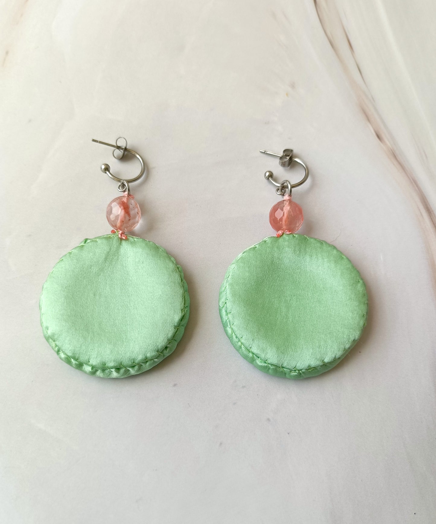 Pendientes redondos de seda verde con cuarzo sandía.