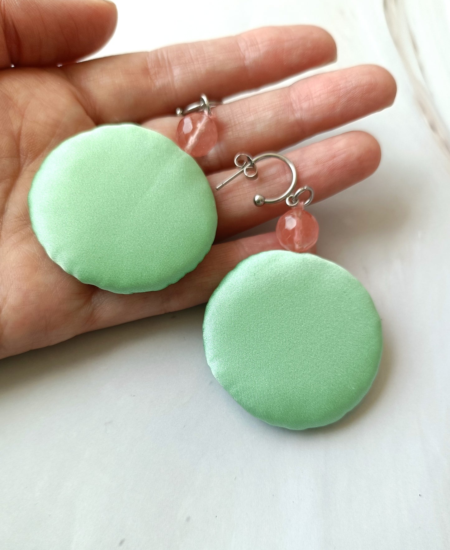 Pendientes redondos de seda verde con cuarzo sandía.
