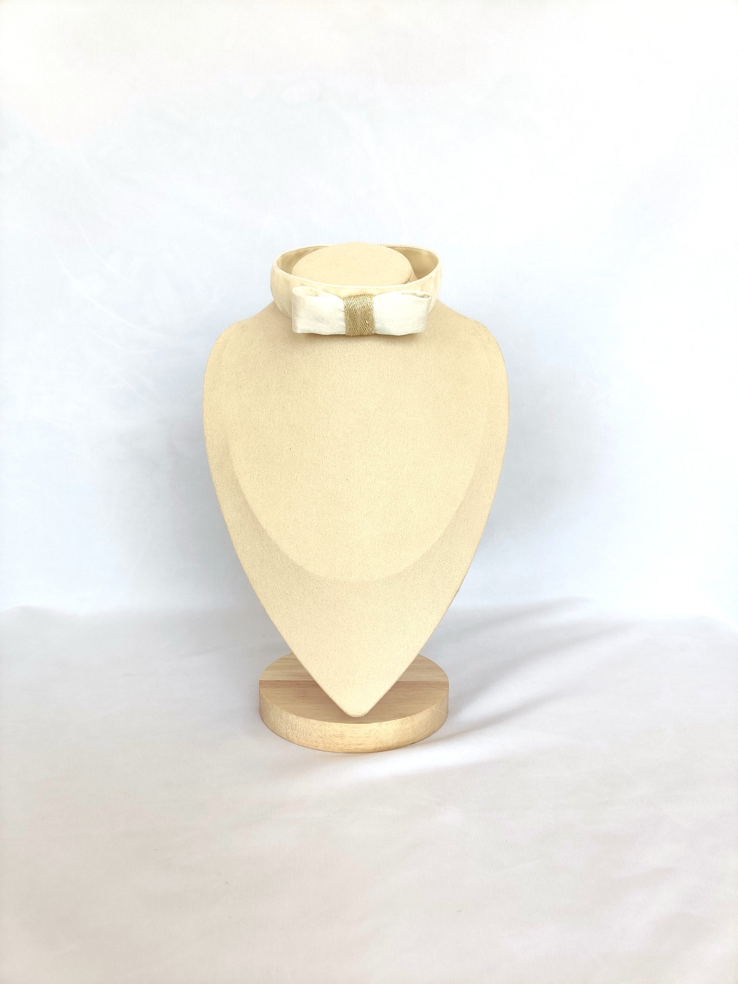 Choker de terciopelo marfil con lazo de seda natural y detalle en sinamay.