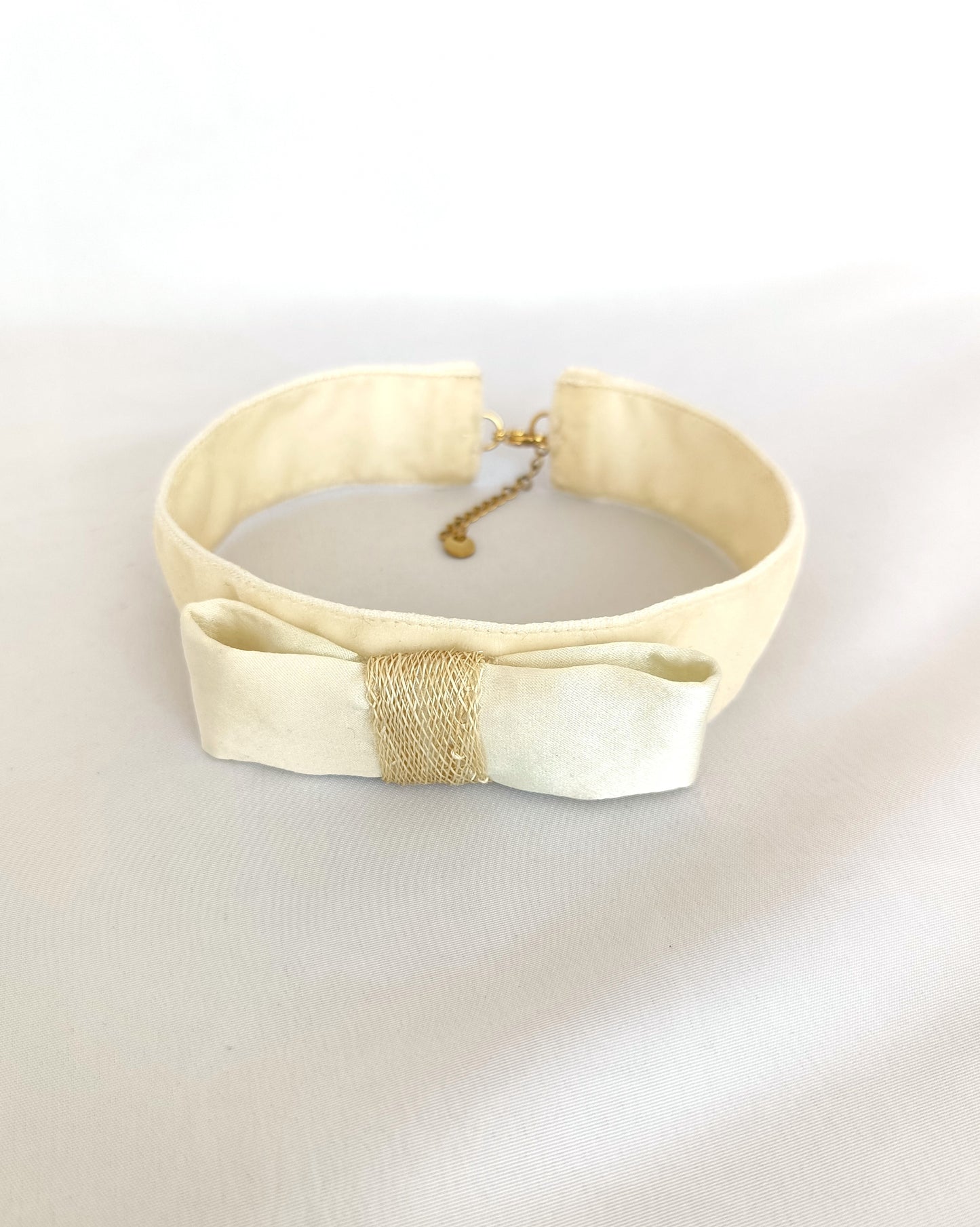 Choker de terciopelo marfil con lazo de seda natural y detalle en sinamay.
