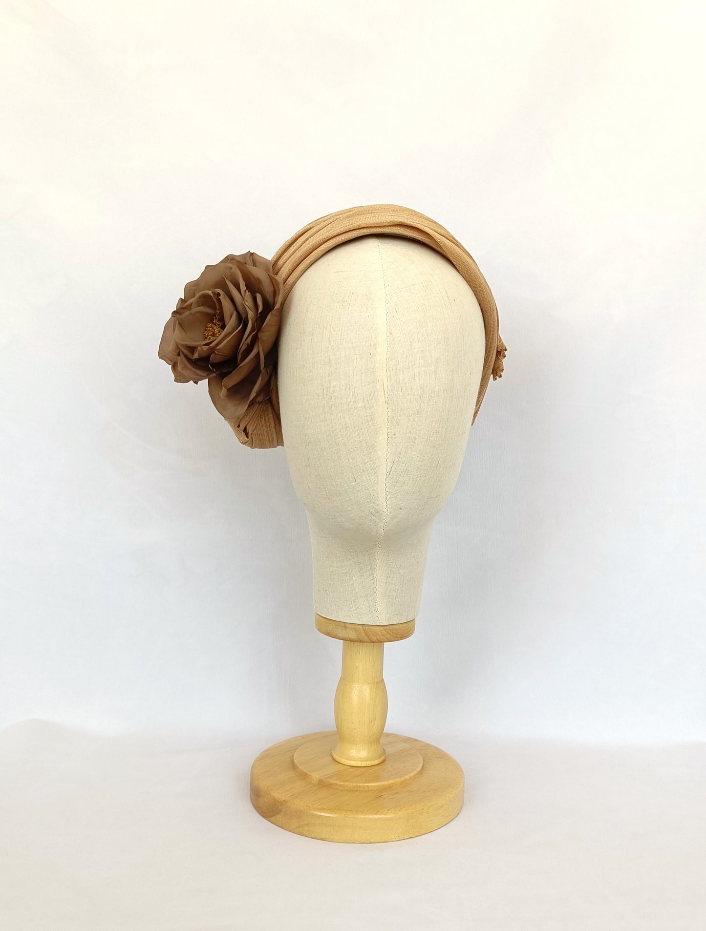 Tocado de sinamay seda beige con flor marrón de organza.