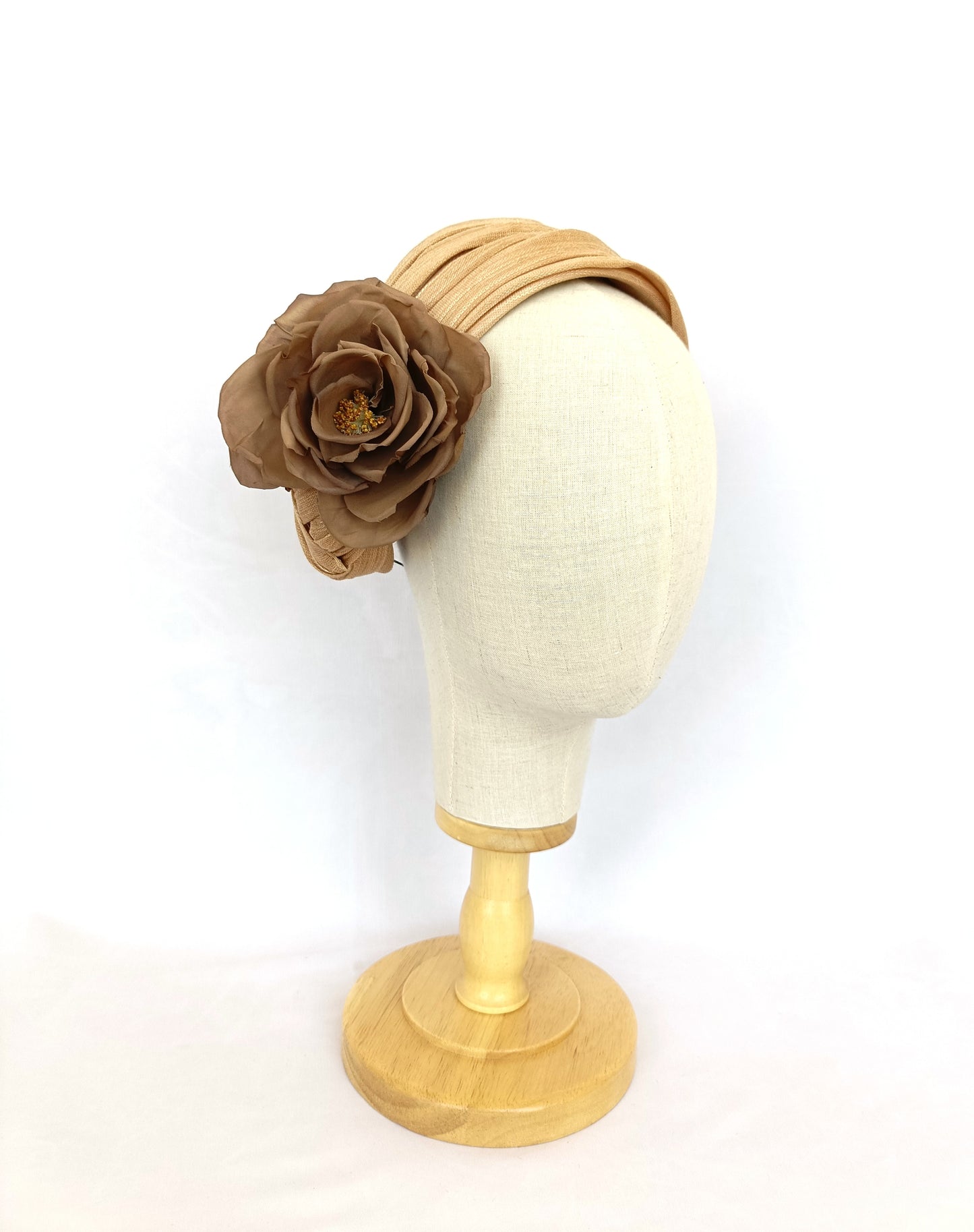 Tocado de sinamay seda beige con flor marrón de organza.