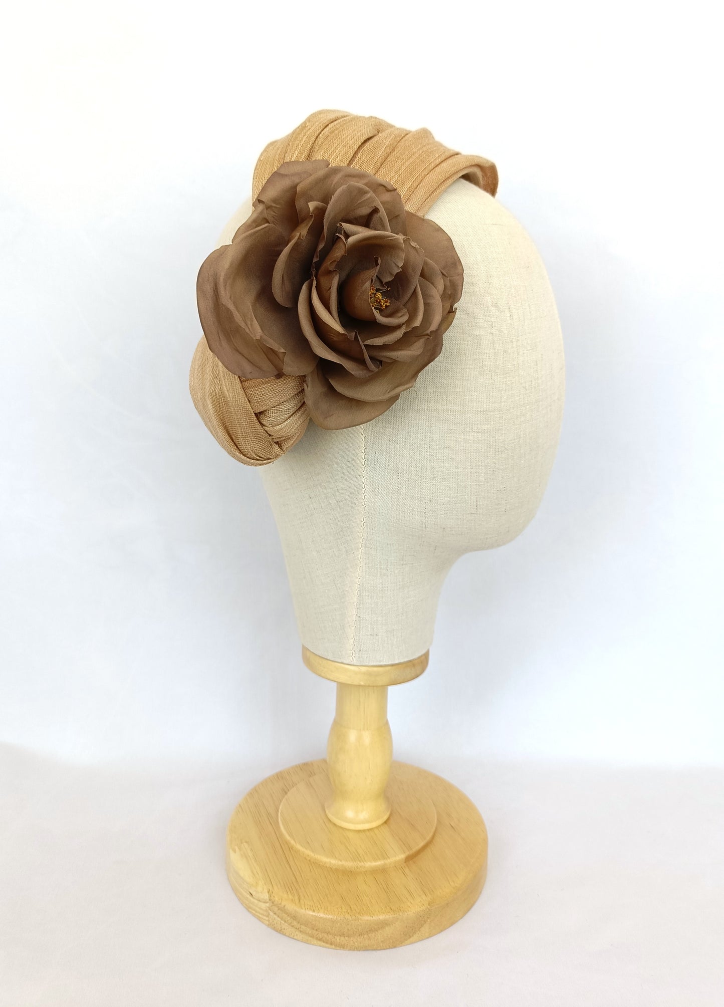 Tocado de sinamay seda beige con flor marrón de organza.