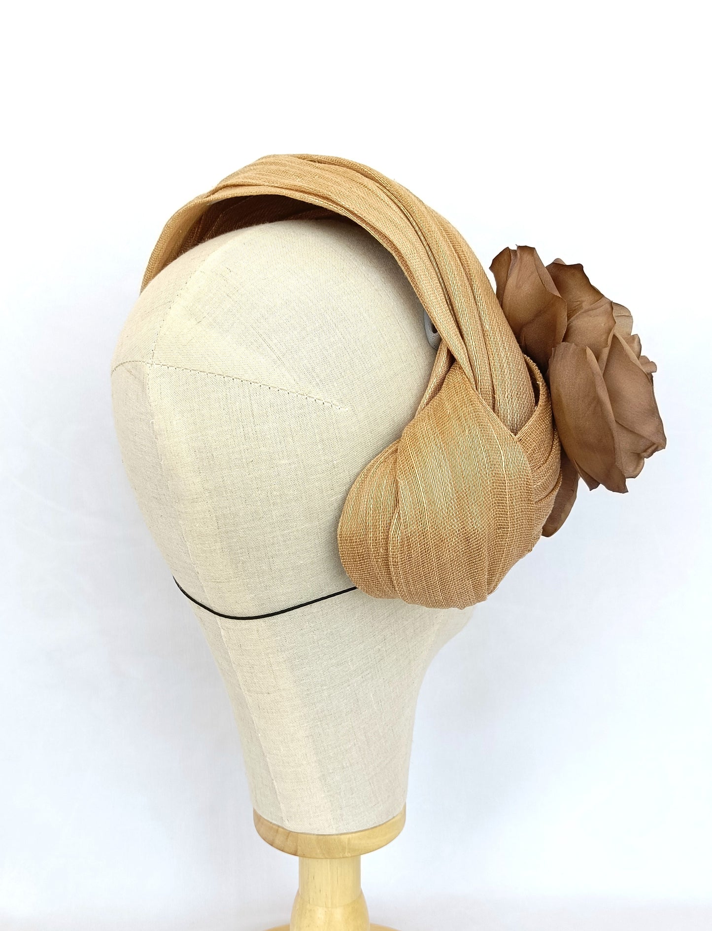 Tocado de sinamay seda beige con flor marrón de organza.