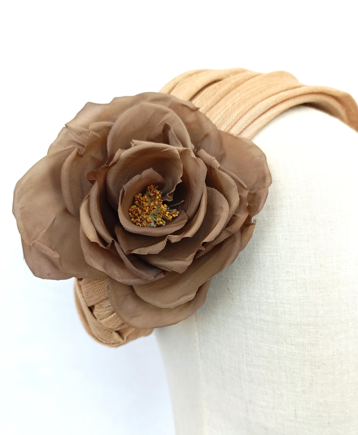 Tocado de sinamay seda beige con flor marrón de organza.