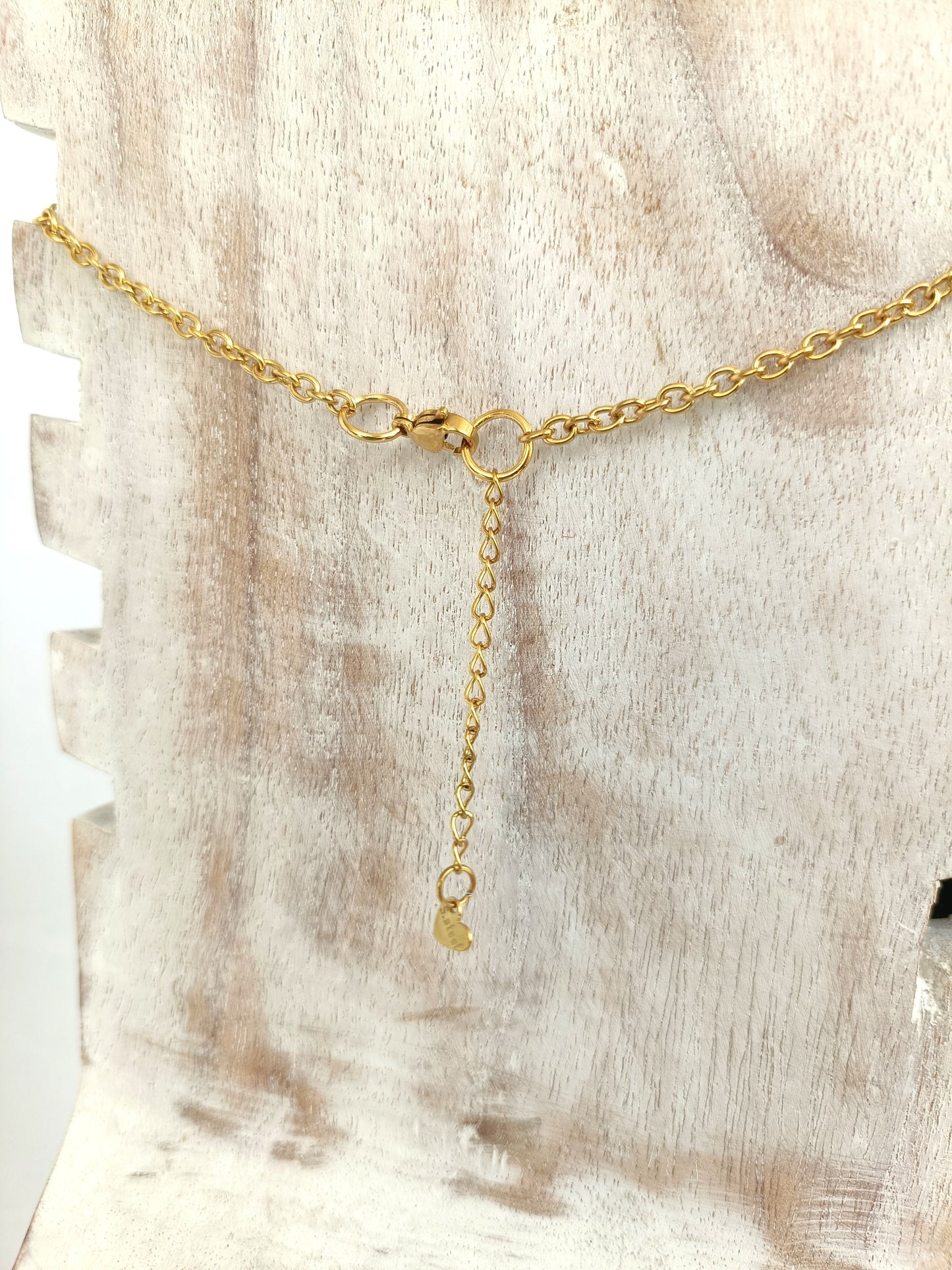 Collar corto dorado con flor de encaje negro y cuentas · Elegante y versátil.