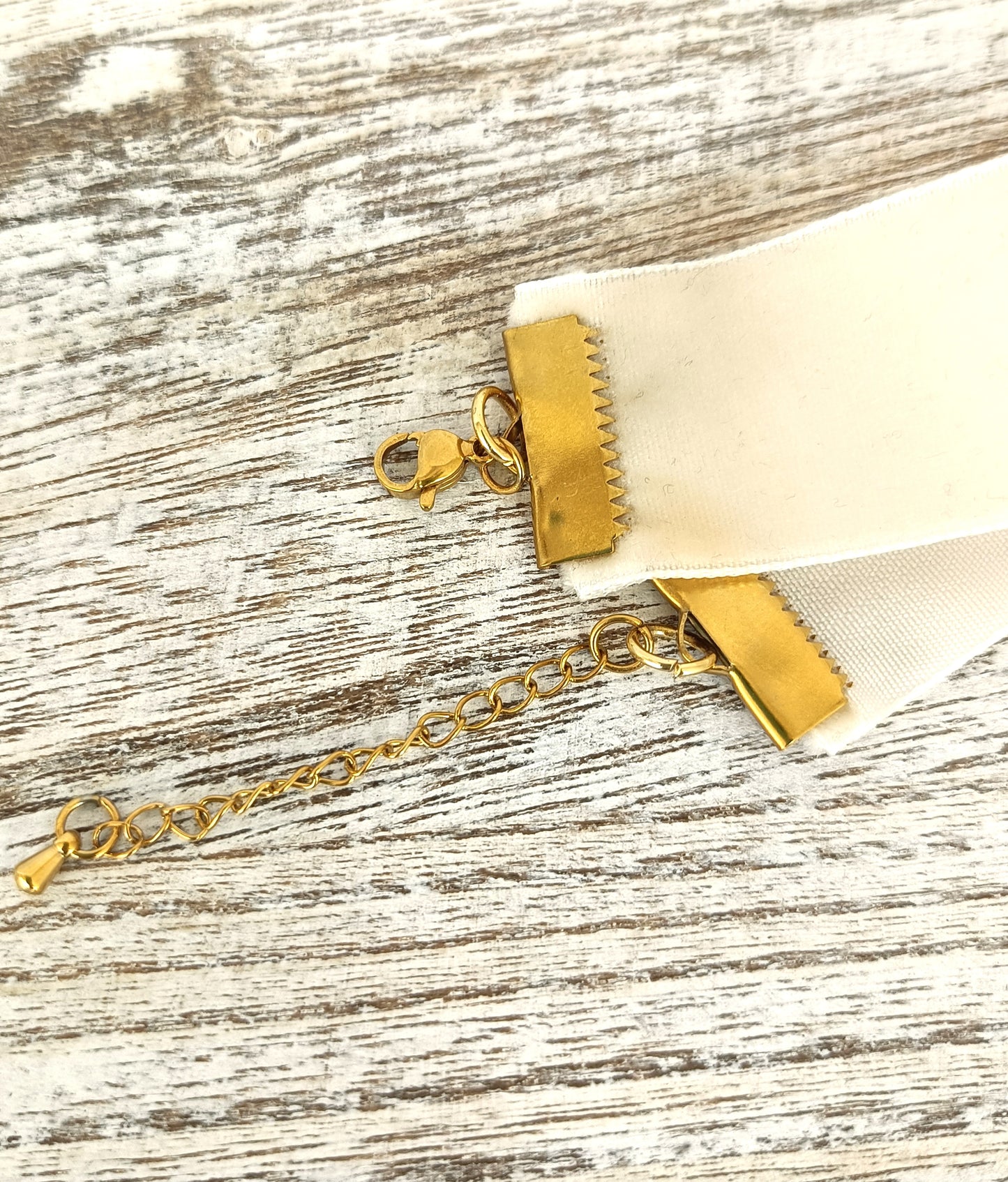 Choker de encaje con lazo de gasa y base de terciopelo marfil · Elegante y versátil.