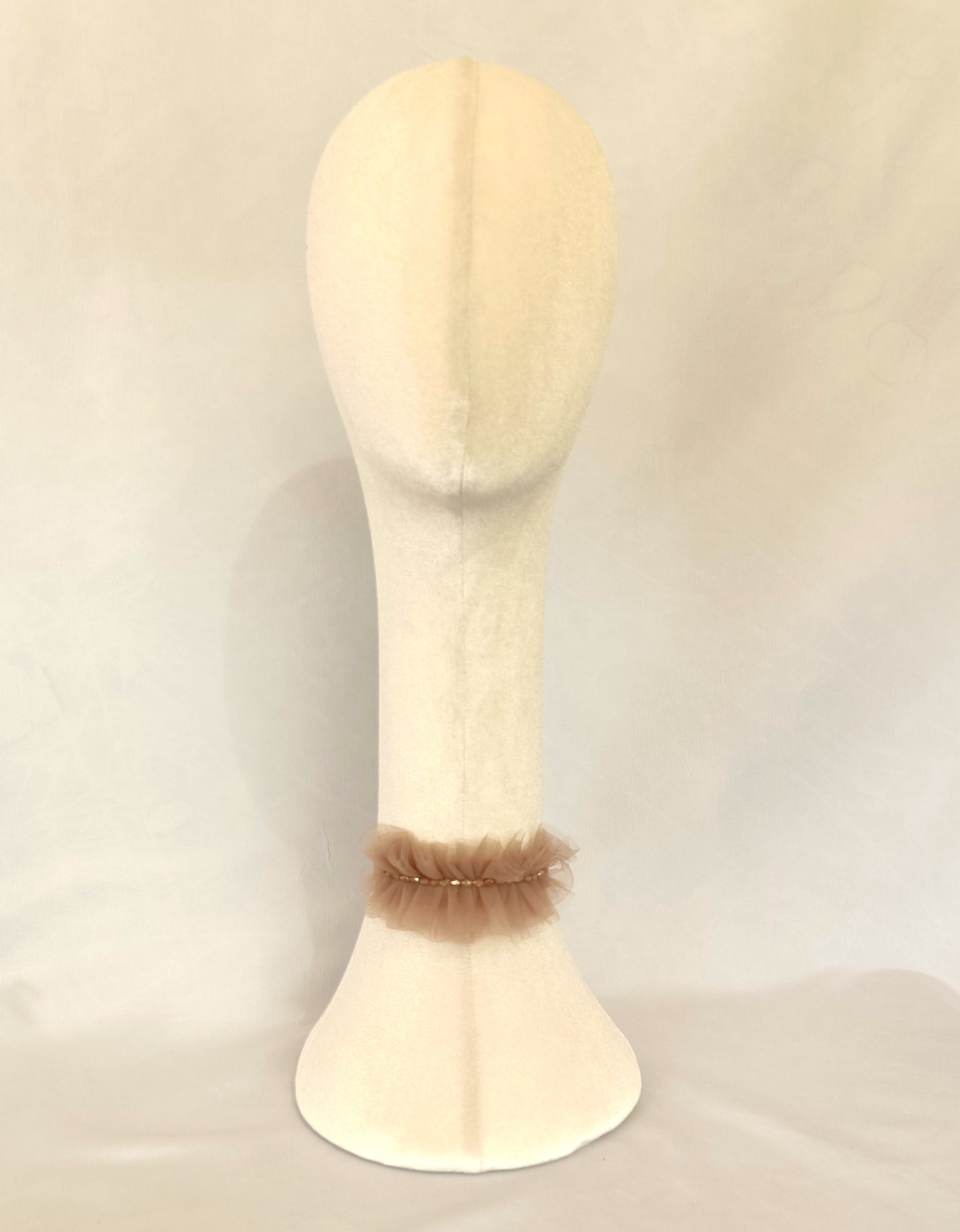 Choker de tul marrón bisón con cristalitos y cinta de terciopelo beige.