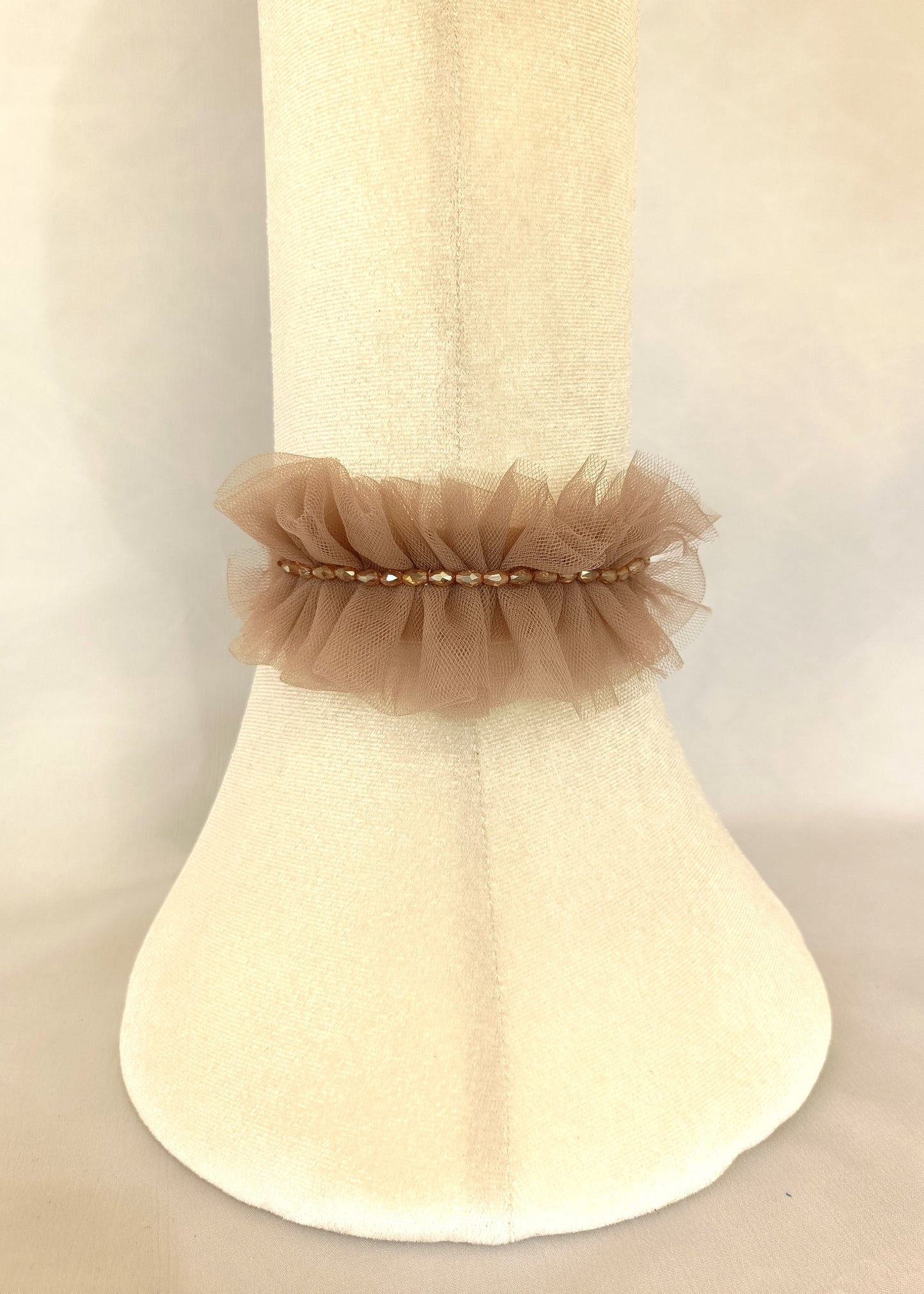 Choker de tul marrón bisón con cristalitos y cinta de terciopelo beige.