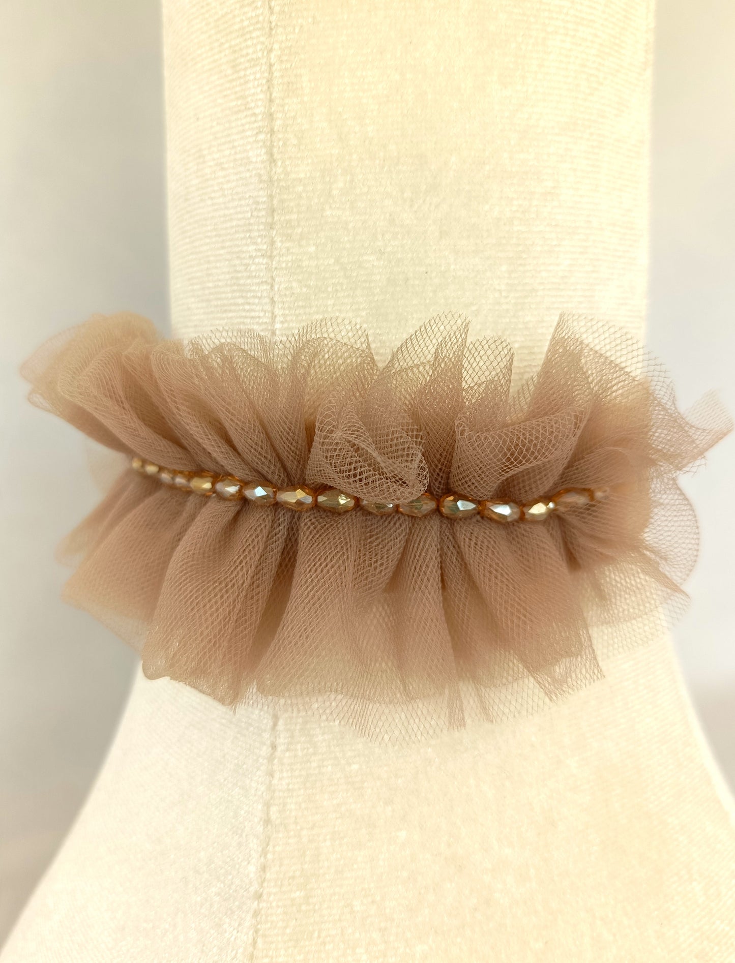 Choker de tul marrón bisón con cristalitos y cinta de terciopelo beige.