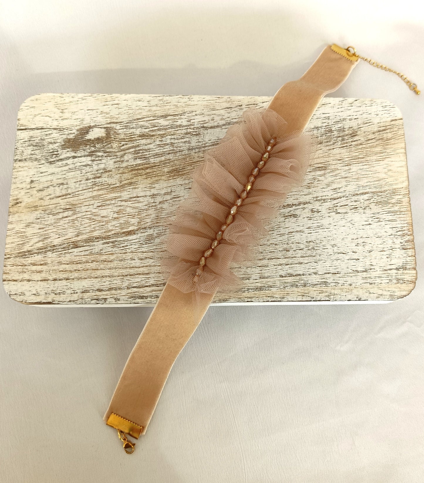 Choker de tul marrón bisón con cristalitos y cinta de terciopelo beige.