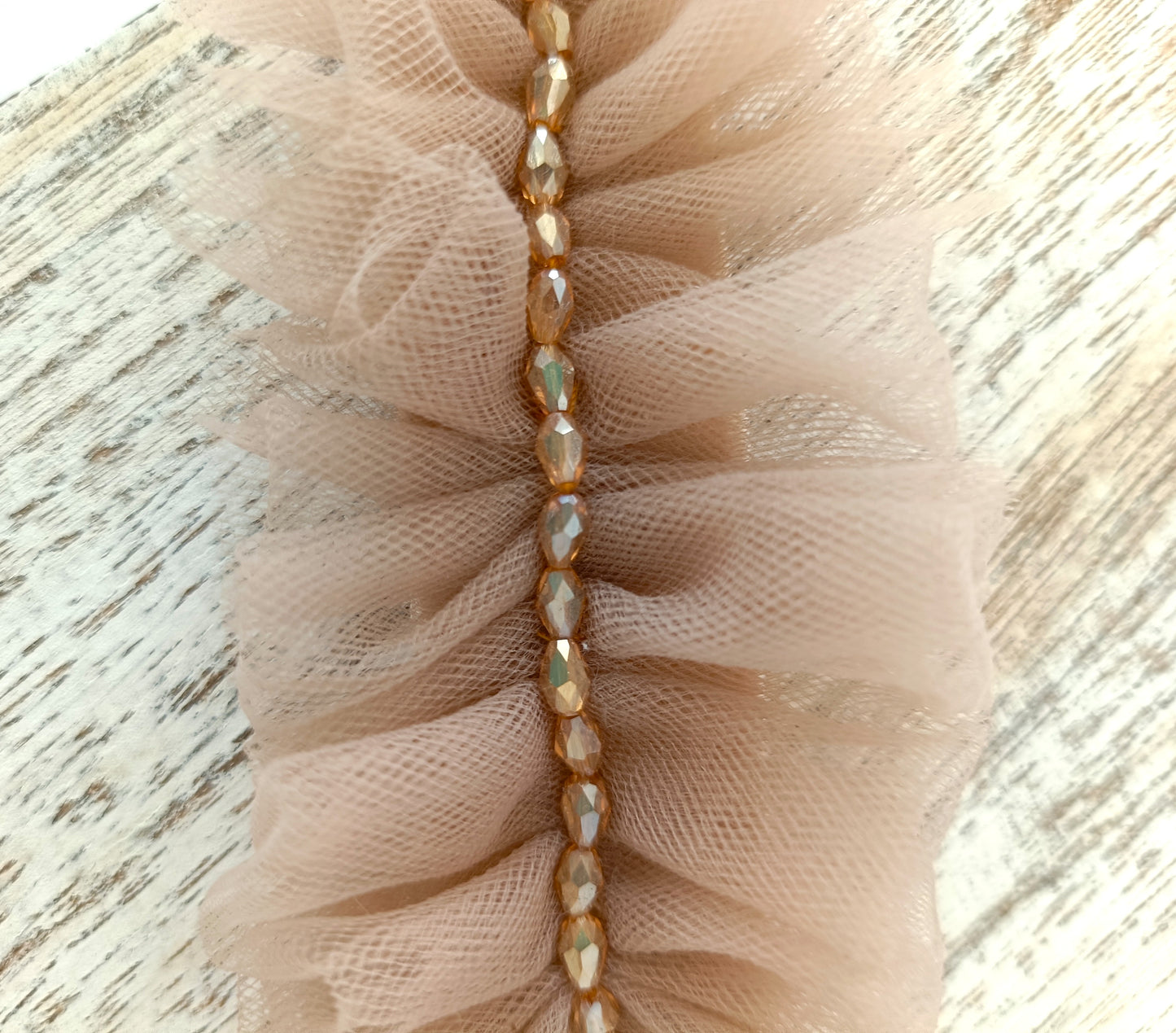 Choker de tul marrón bisón con cristalitos y cinta de terciopelo beige.
