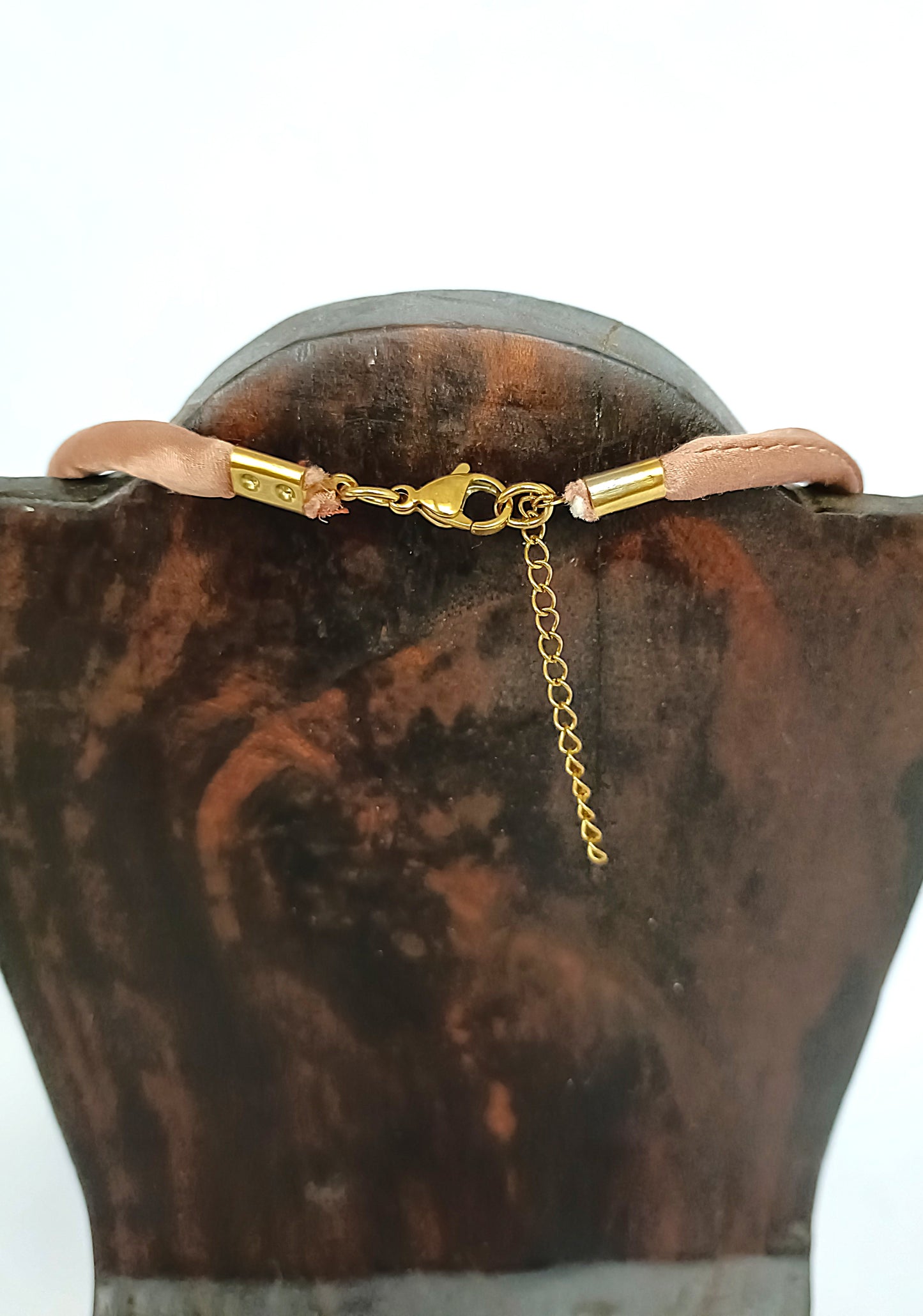 Collar cortito de seda tostada con perrito blanco y aventurina verde.