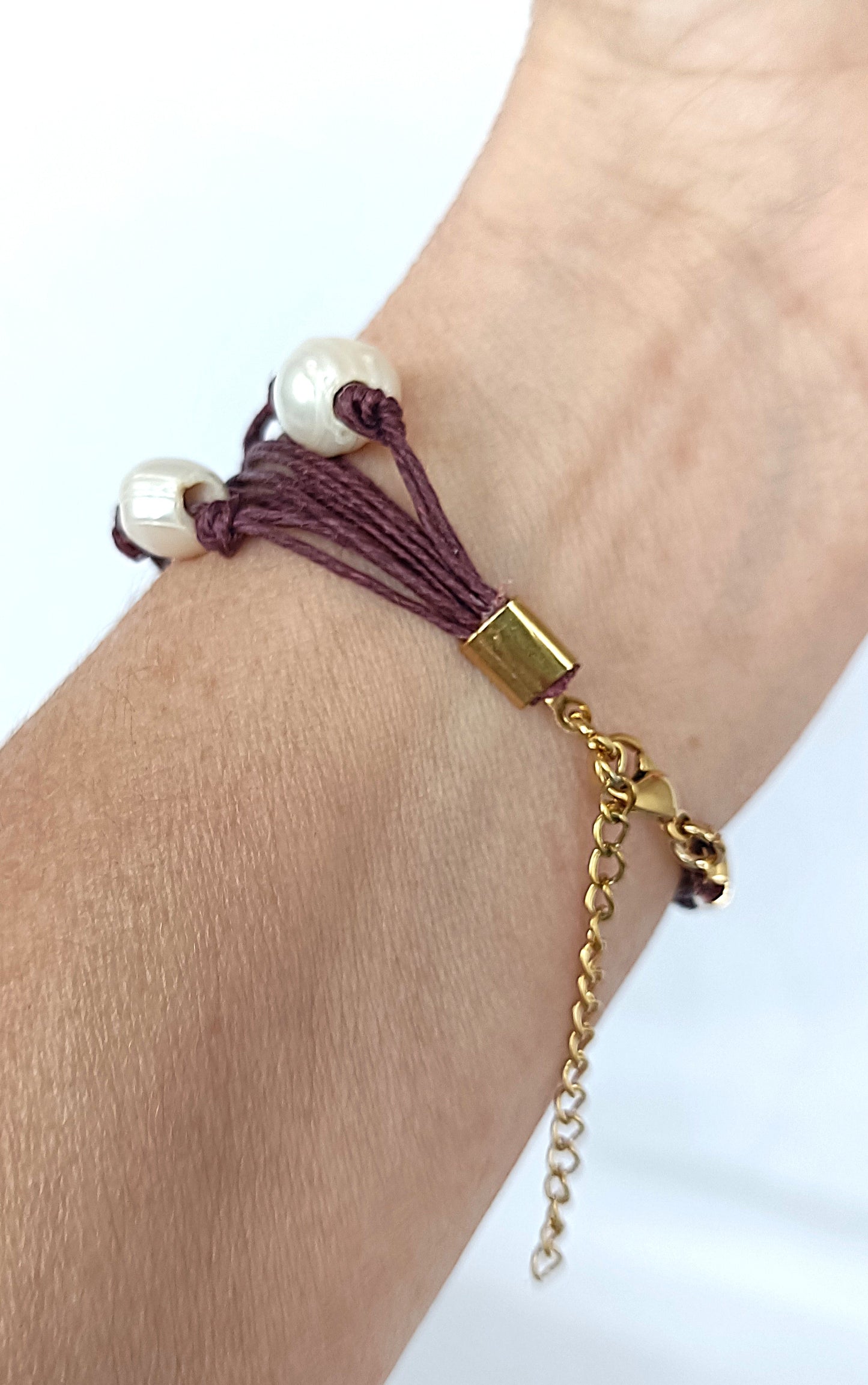 Pulsera de hilo de lino granate con perlas de agua dulce.