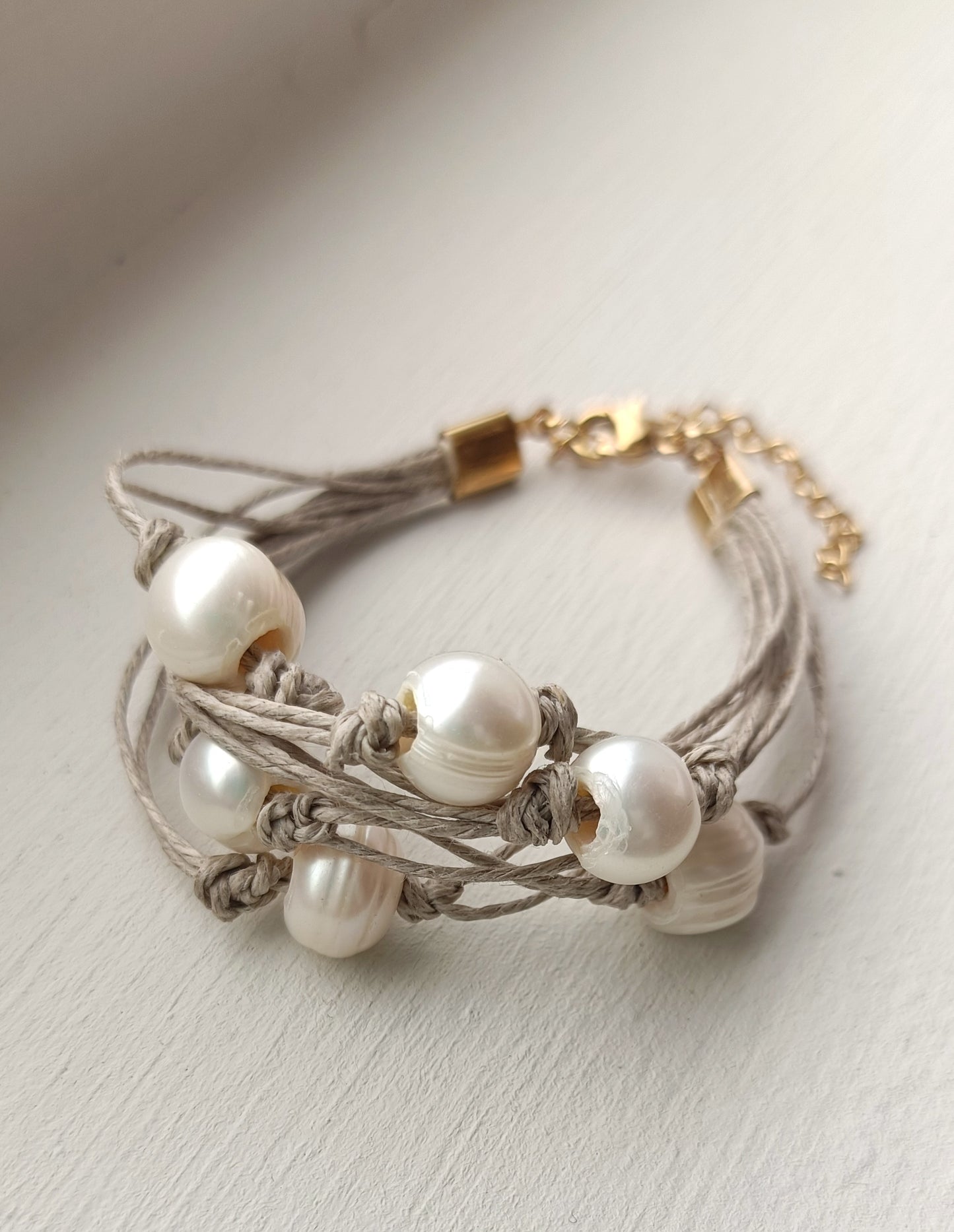 Pulsera de hilo de lino natural con perlas de agua dulce