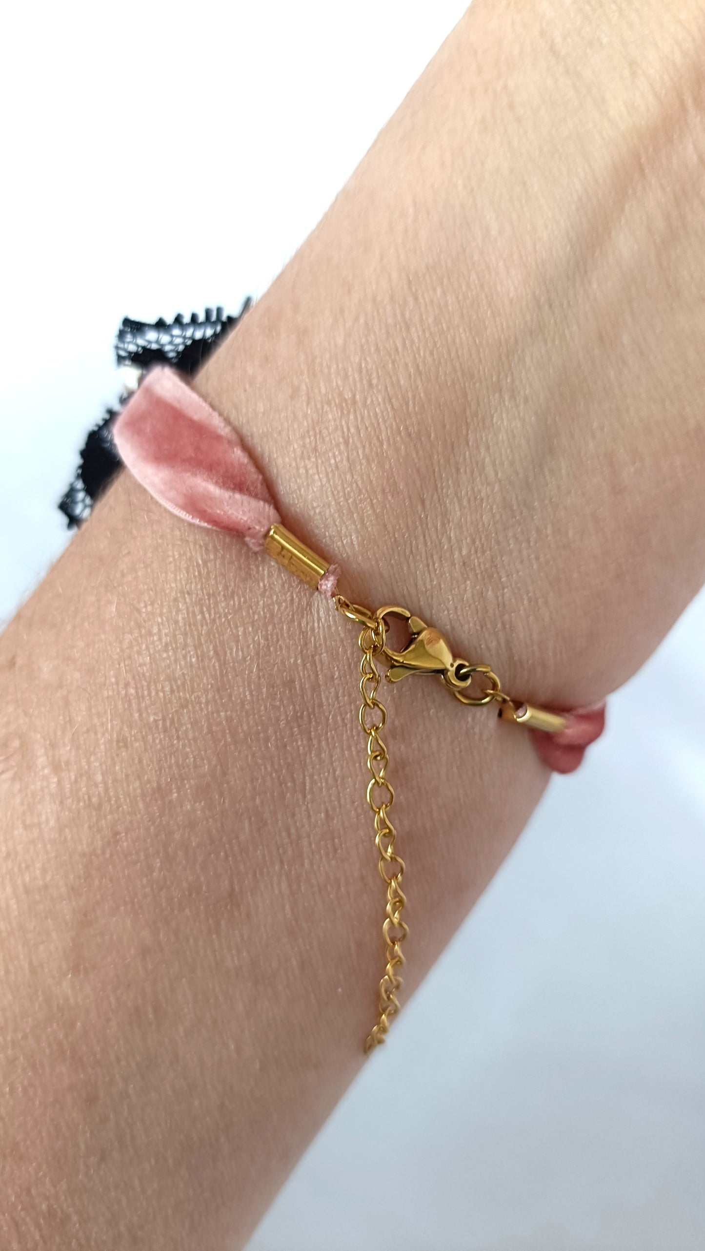 Pulsera de terciopelo rosa con ágata negra y perlas de río.
