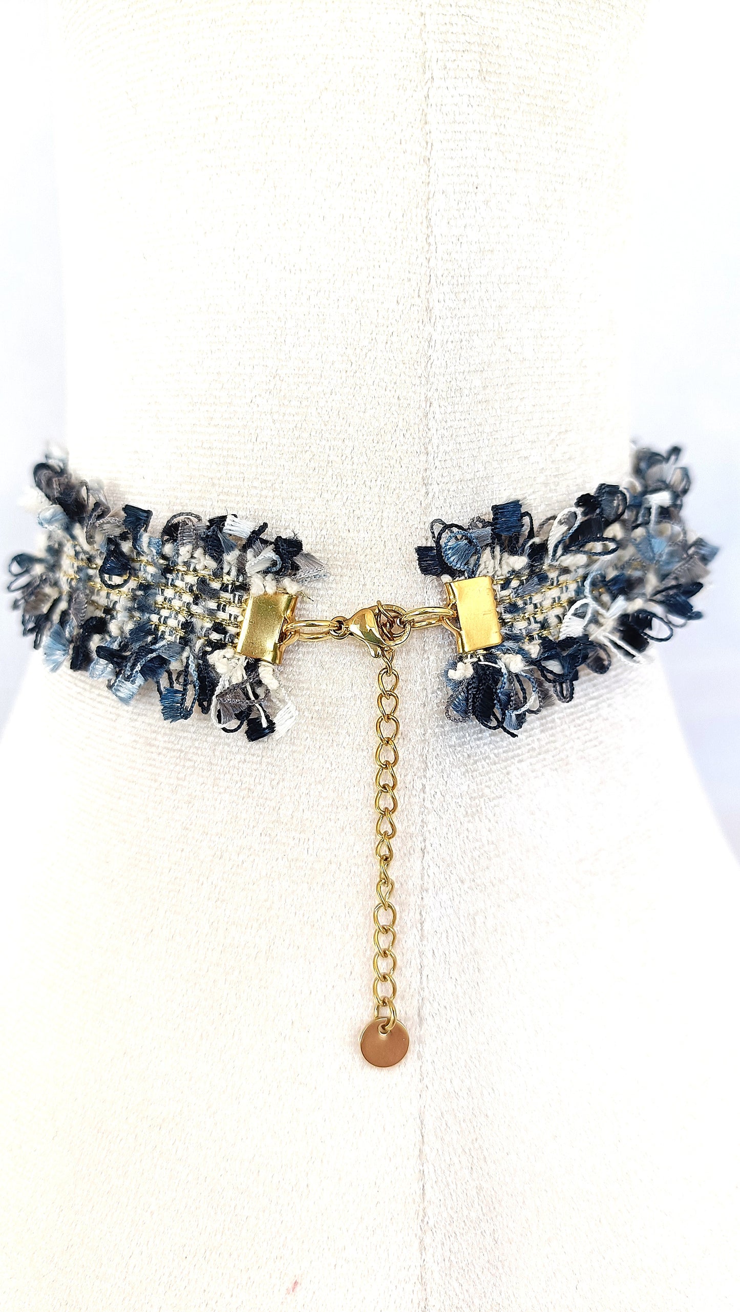 Choker de tweed con perlas.