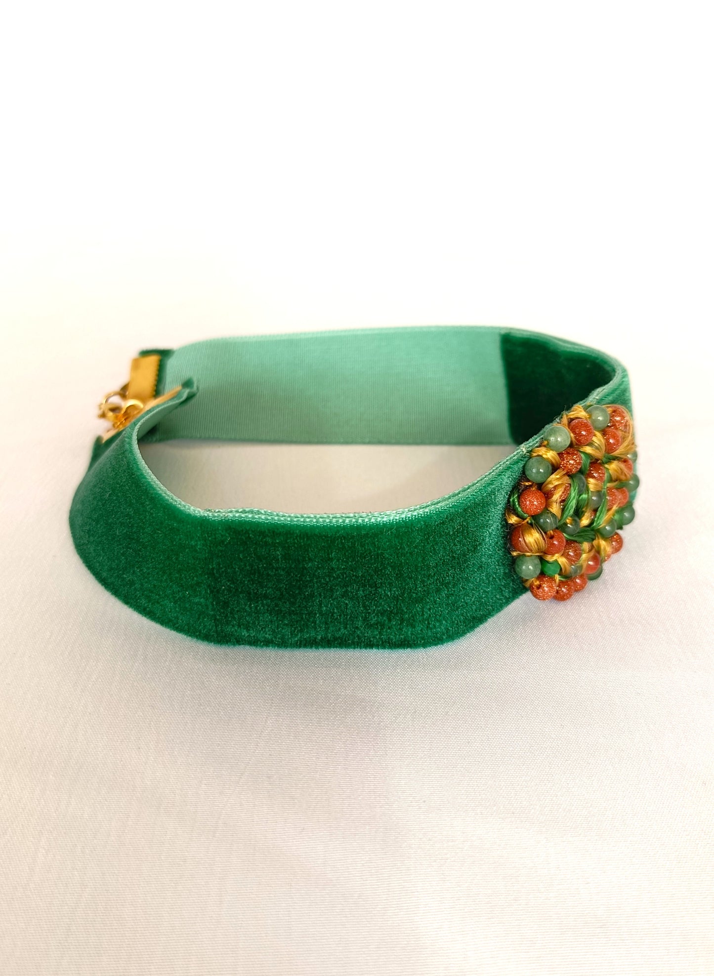 Choker de terciopelo verde con aventurinas — elegante, favorecedor y con personalidad.