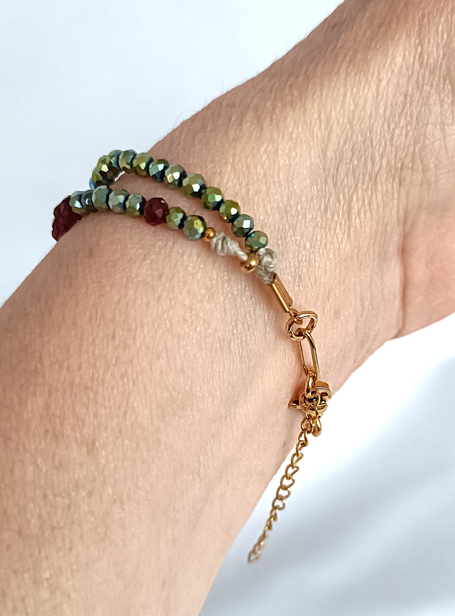 Pulsera doble de cristal rojo, verde y dorado.