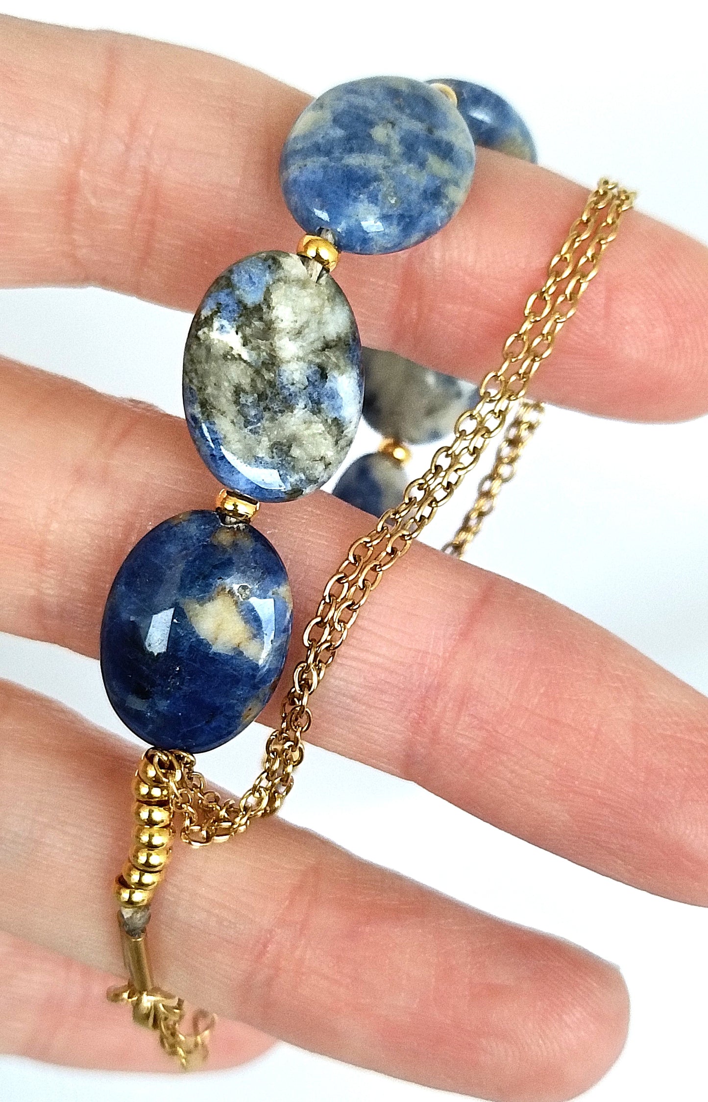 Pulsera de amatistas azules.