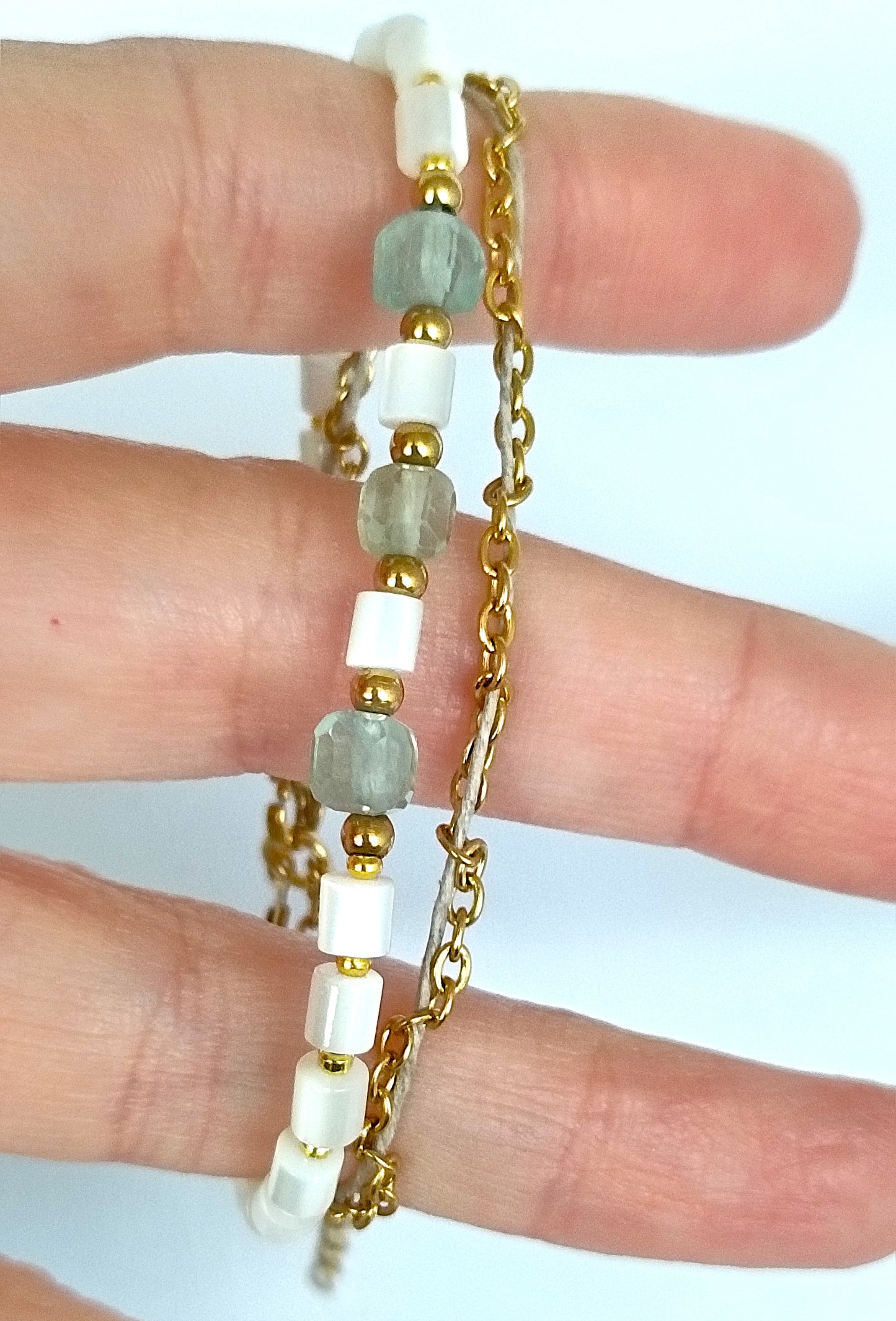 Pulsera blanca y verde de concha y fluorita.