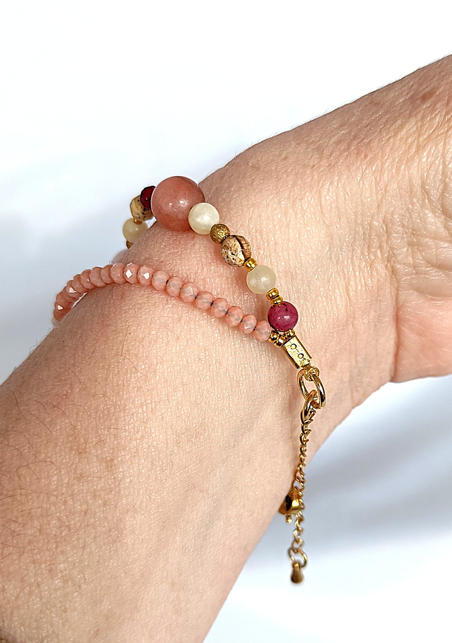 Pulsera doble en tonos rosa y granate.