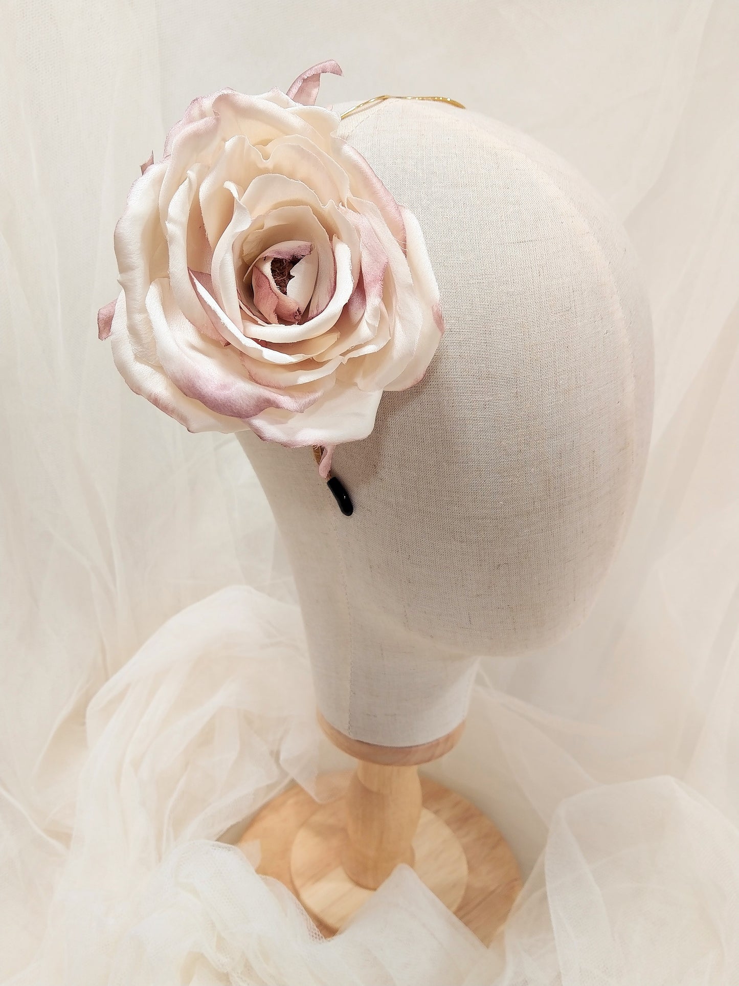 Tocado de rosa marfil, Tocado de flores de seda para boda boho, Diadema con rosa para dama de honor, Accesorio floral para el pelo para boda rústica.