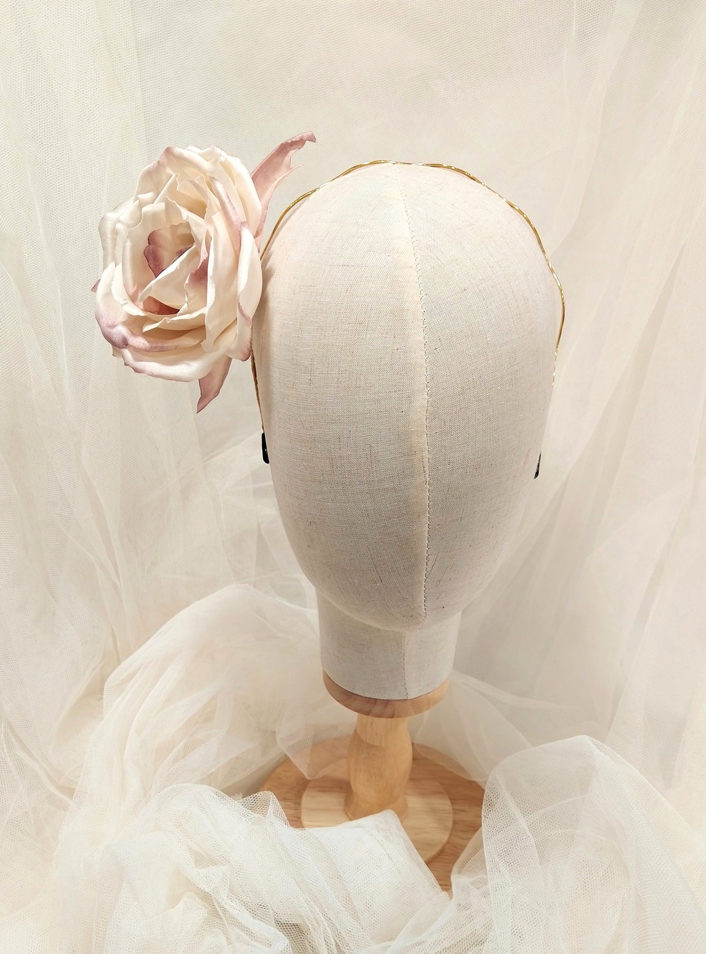 Tocado de rosa marfil, Tocado de flores de seda para boda boho, Diadema con rosa para dama de honor, Accesorio floral para el pelo para boda rústica.