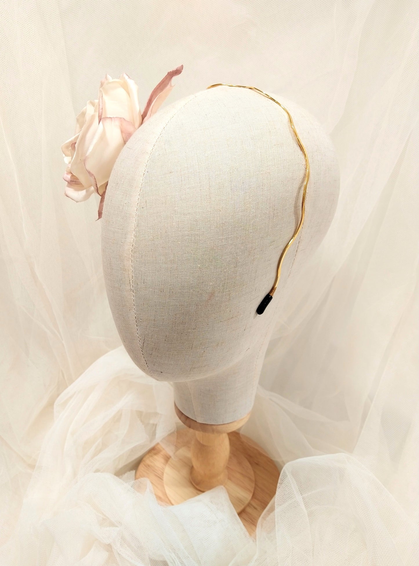 Tocado de rosa marfil, Tocado de flores de seda para boda boho, Diadema con rosa para dama de honor, Accesorio floral para el pelo para boda rústica.