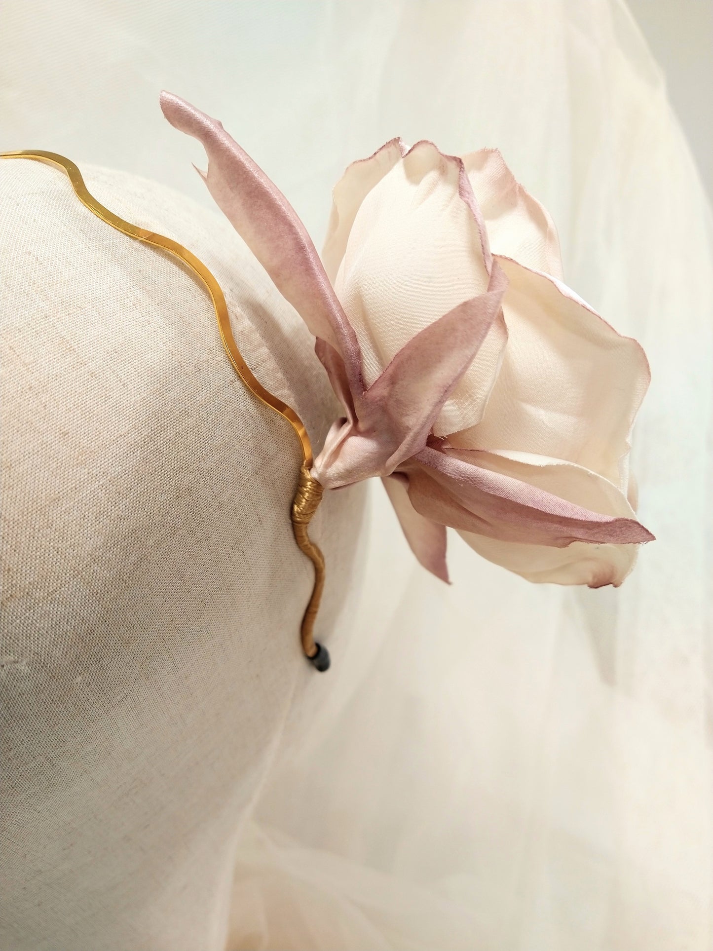 Tocado de rosa marfil, Tocado de flores de seda para boda boho, Diadema con rosa para dama de honor, Accesorio floral para el pelo para boda rústica.