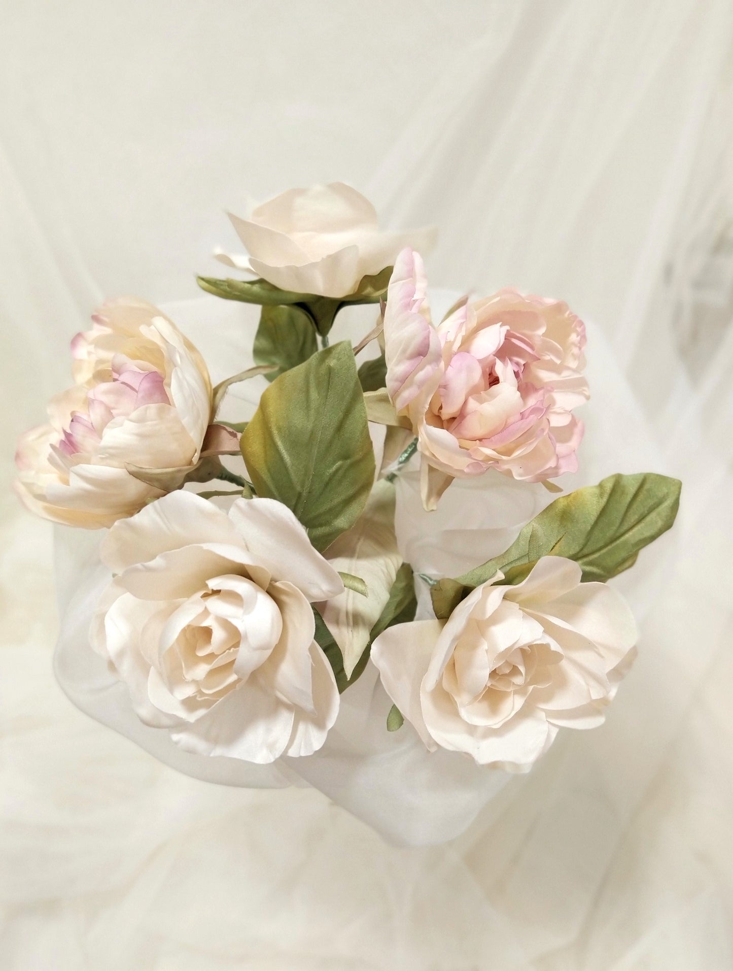 Ramo de flores de seda para novia. Ramo de gardenias y peonías de seda para novia.