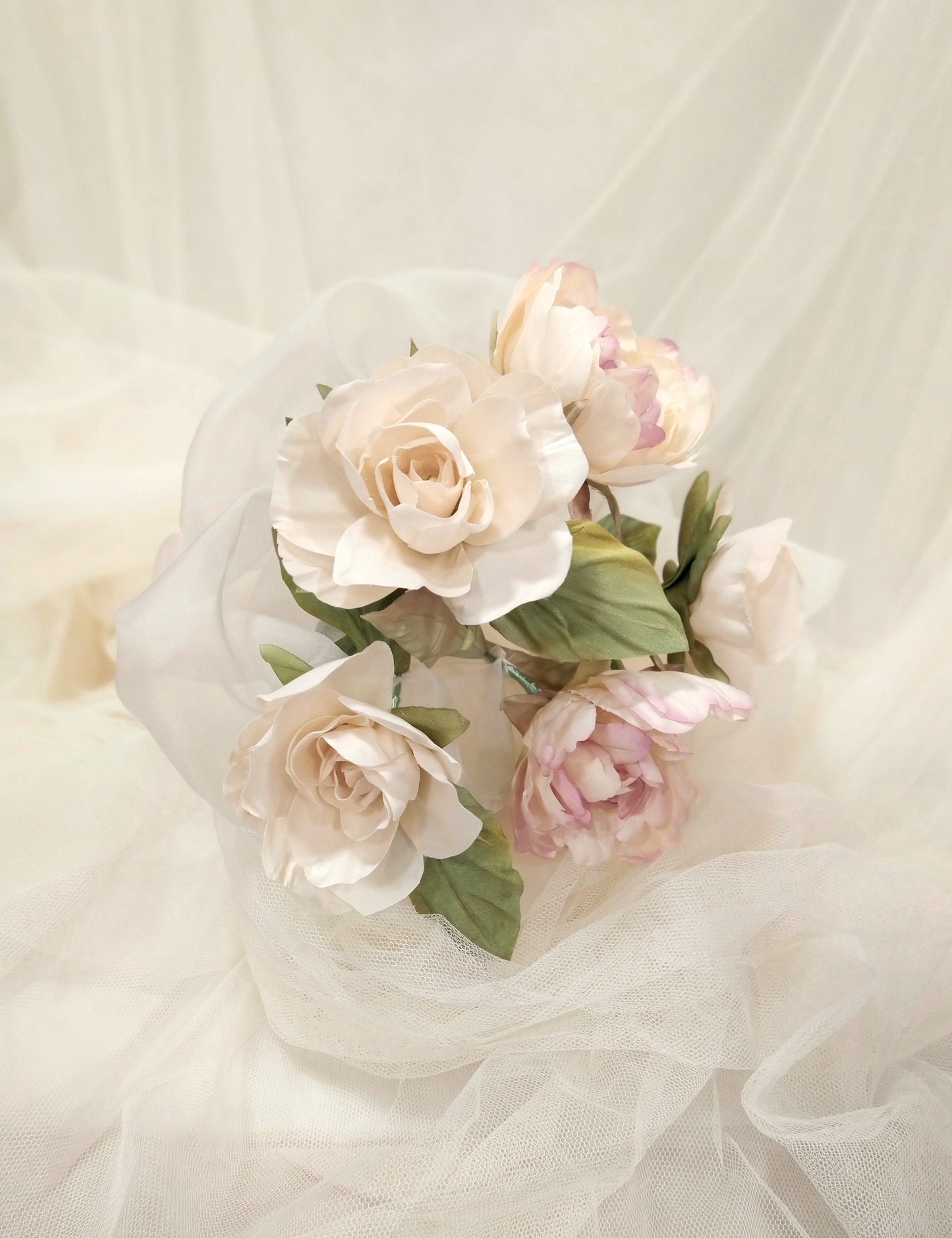 Ramo de flores de seda para novia. Ramo de gardenias y peonías de seda para novia.