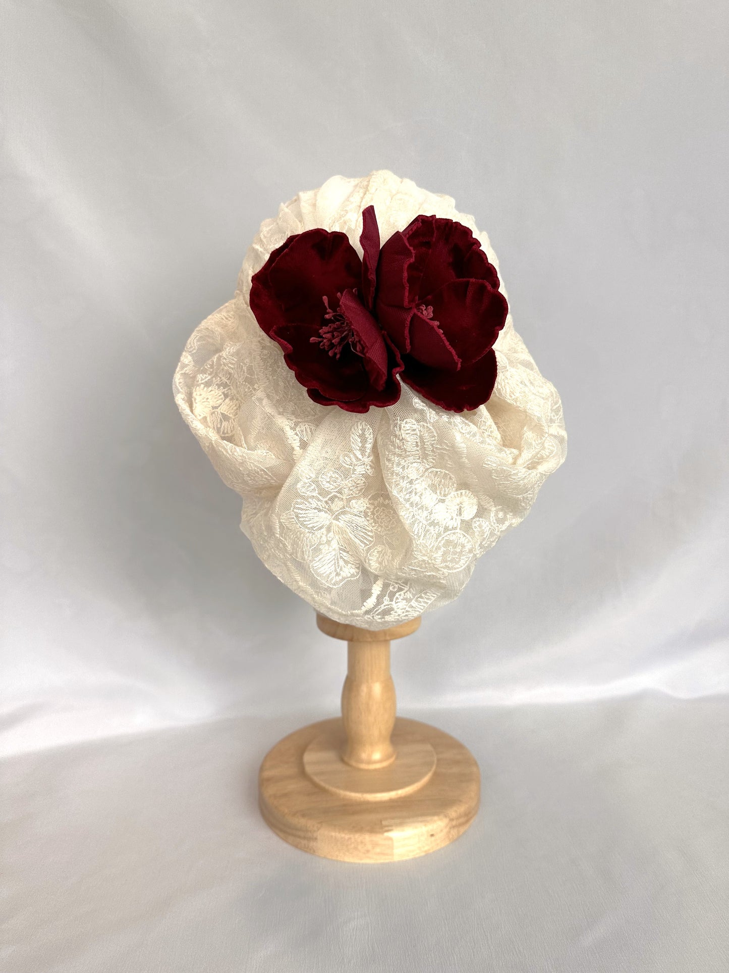 Tocado de encaje marfil para novia, Sombrero estilo vintage con flores rojas para novia, Sombrero de encaje marfil para novia vintage, Sombrero de novia blanco y rojo.