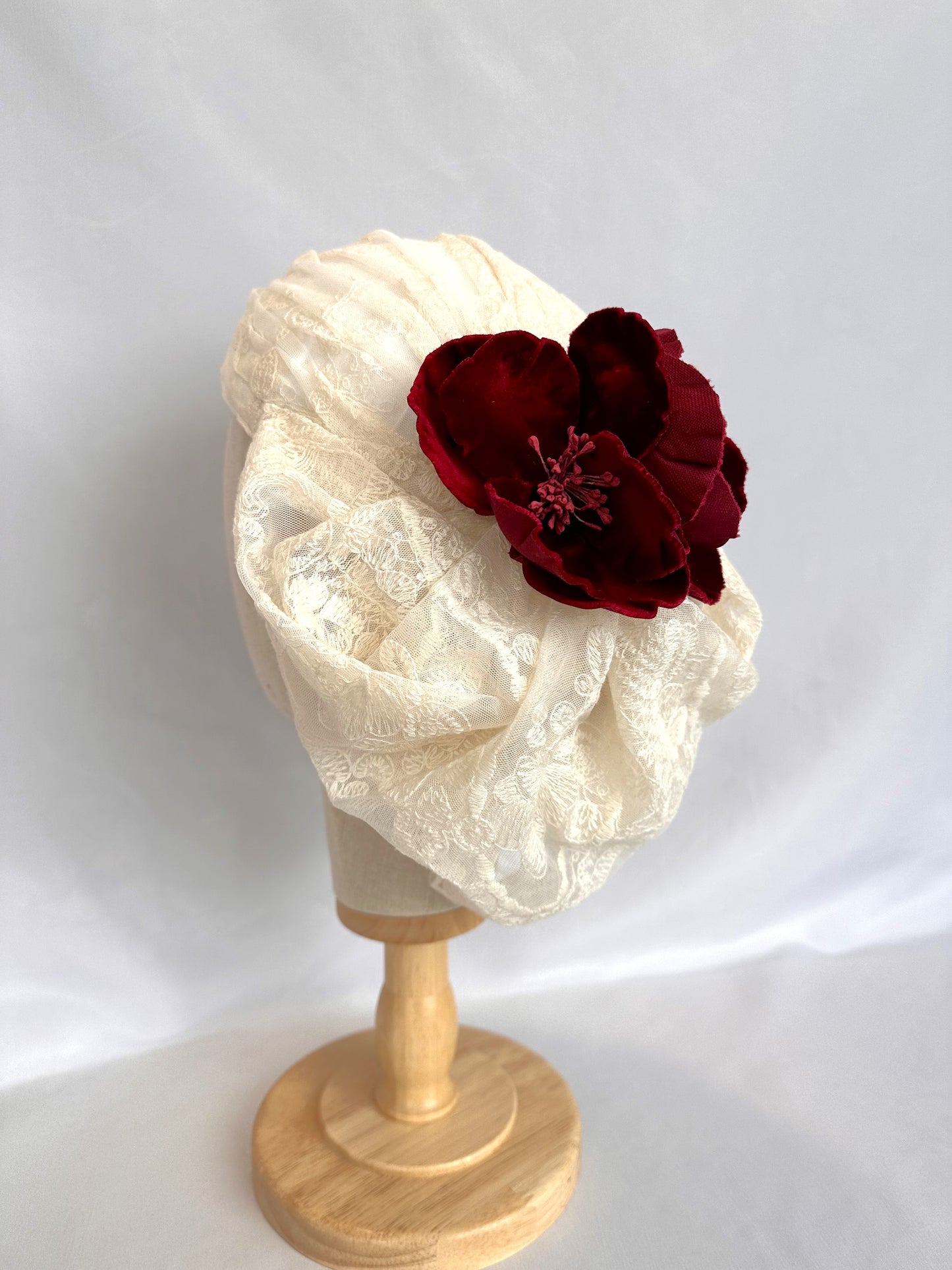 Tocado de encaje marfil para novia, Sombrero estilo vintage con flores rojas para novia, Sombrero de encaje marfil para novia vintage, Sombrero de novia blanco y rojo.